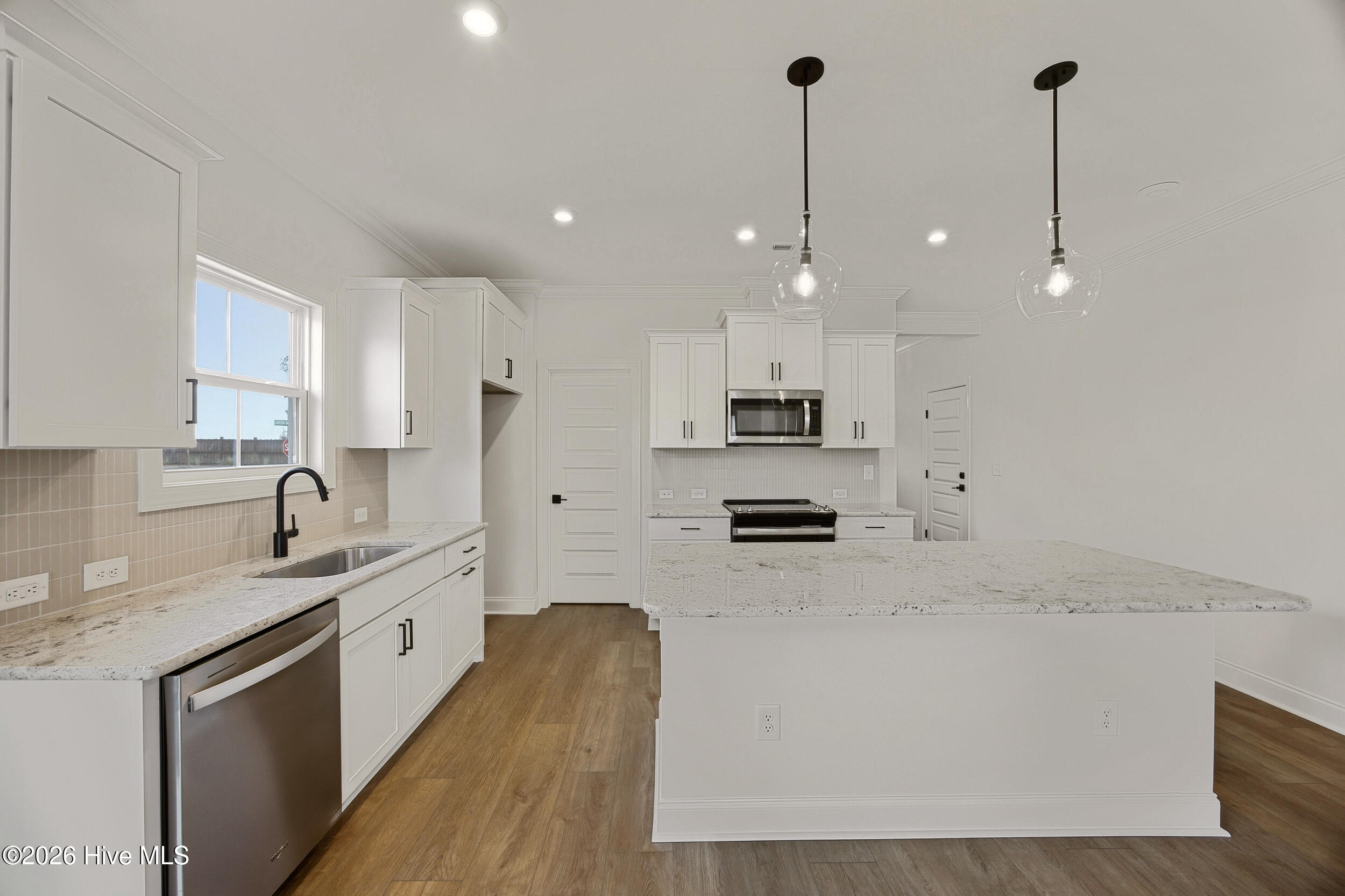 100540369 | Photo 11