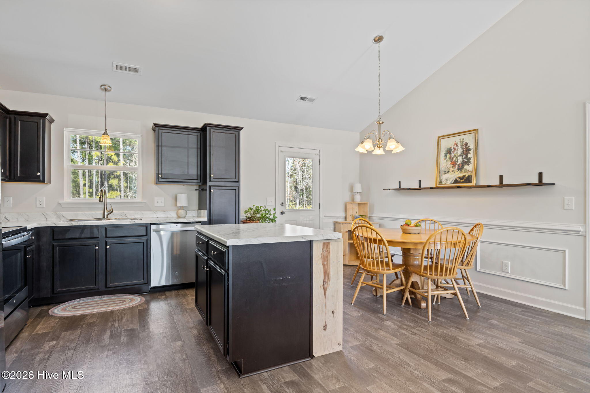 100563188 | Photo 14