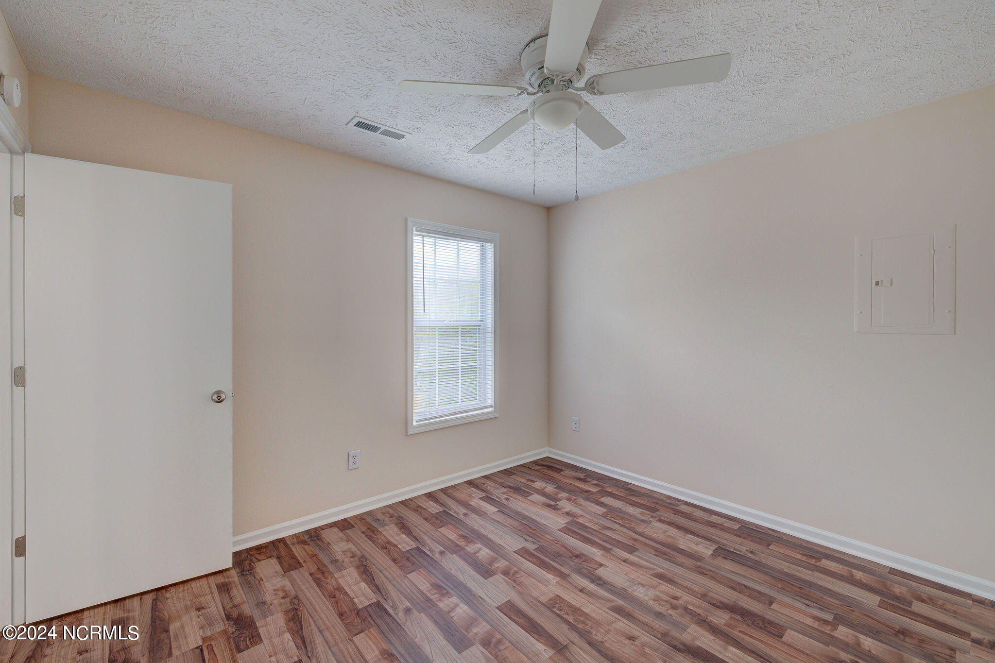 100555871 | Photo 30