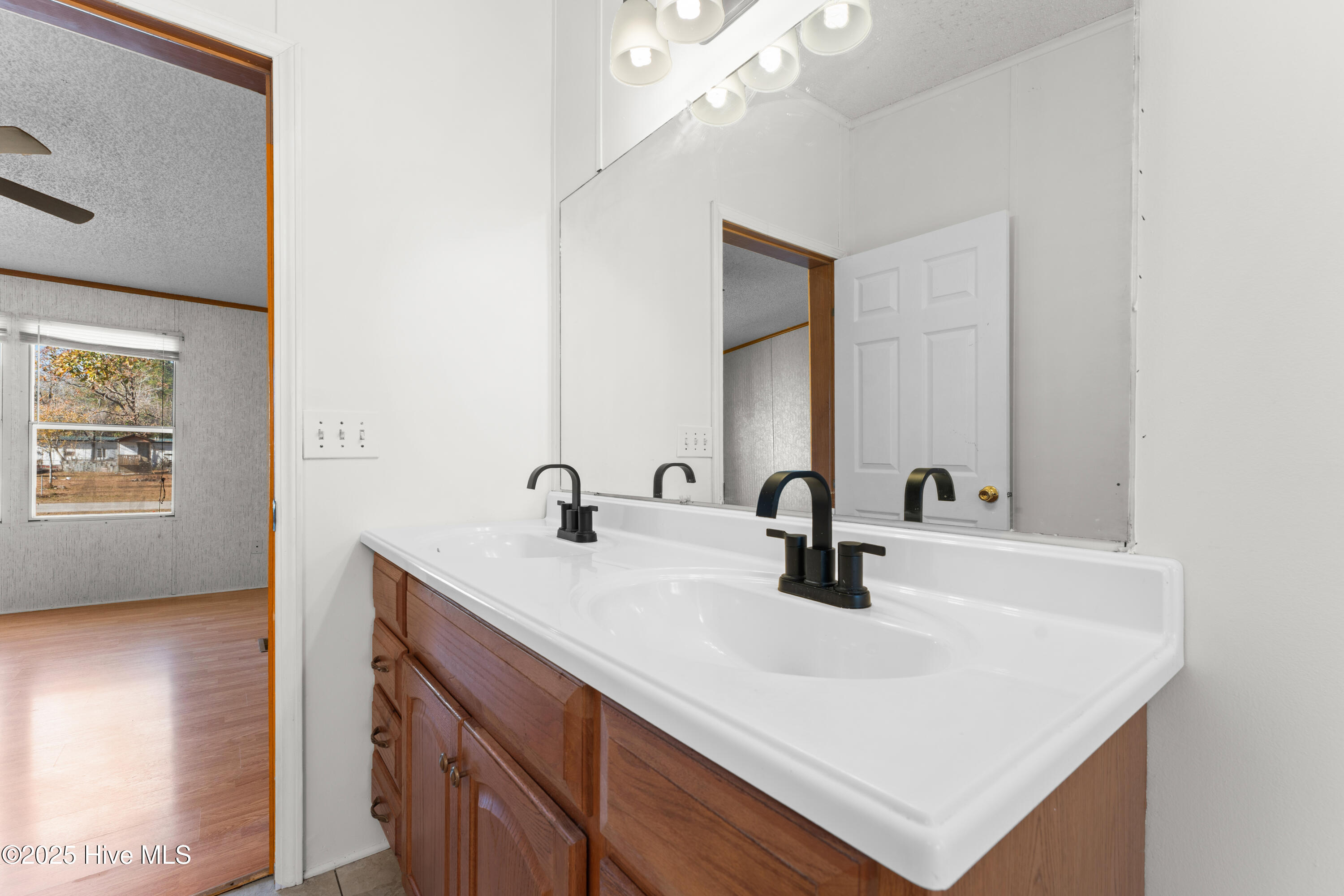 100547380 | Photo 24