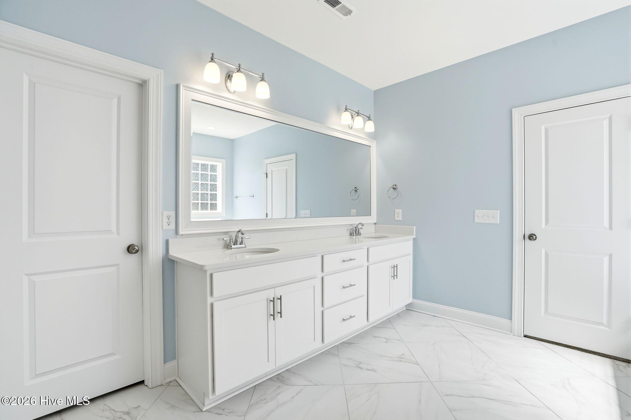 100562109 | Photo 49