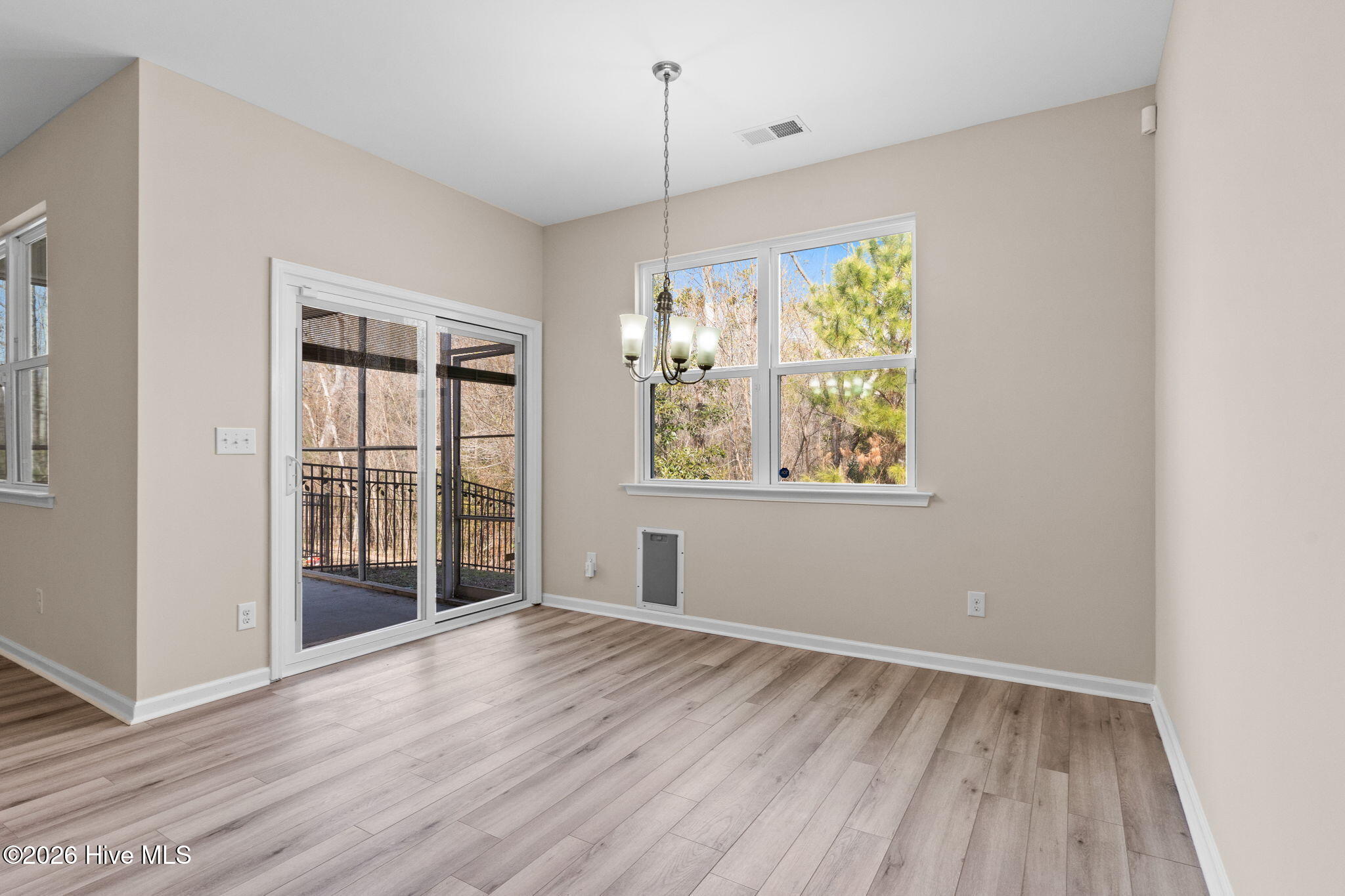 100555628 | Photo 11