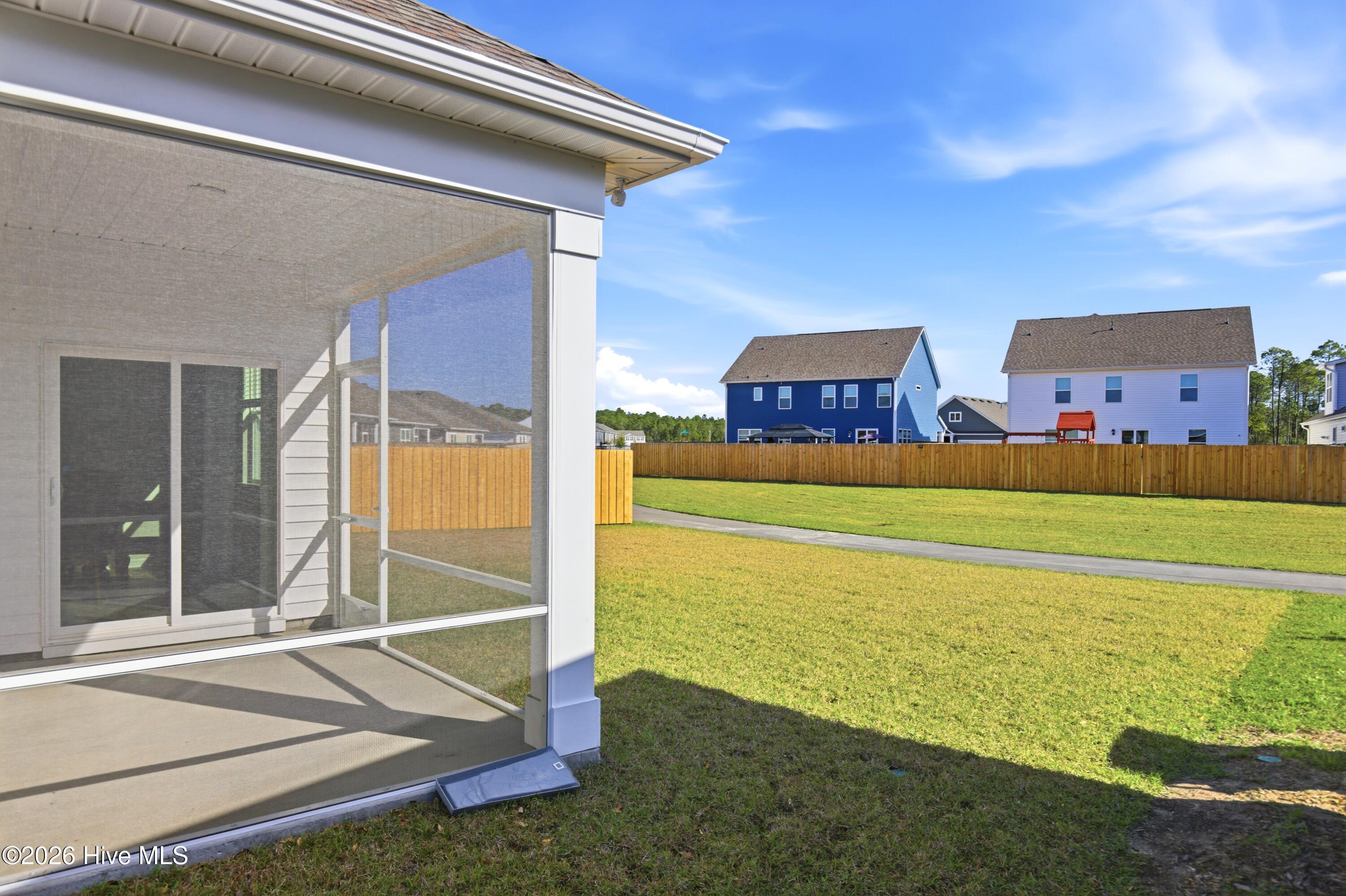 100563047 | Photo 15