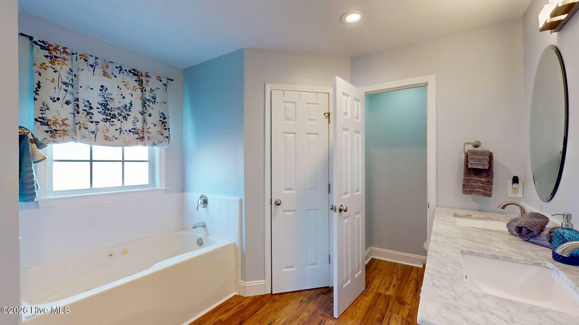 100548342 | Photo 32