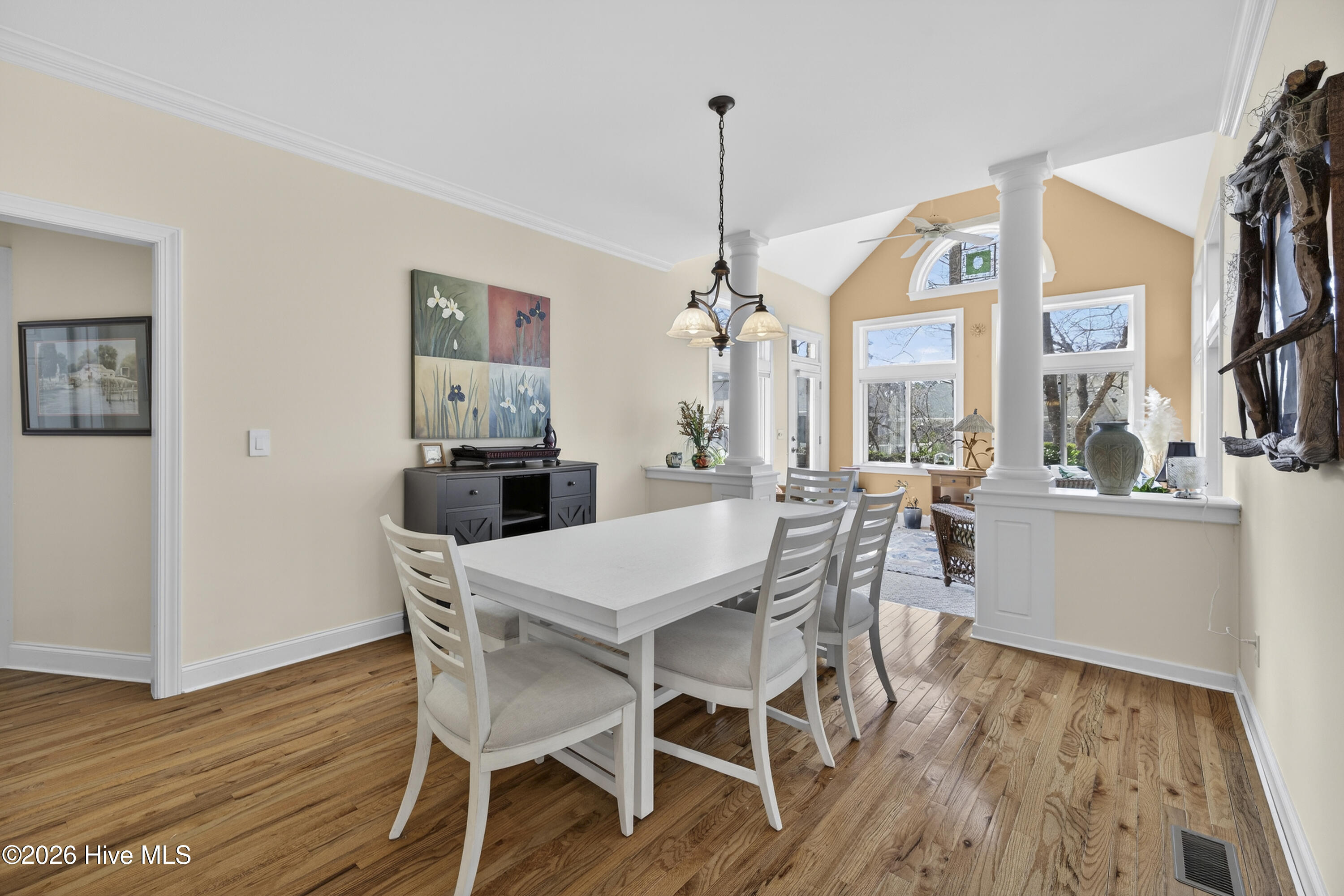 100561189 | Photo 28