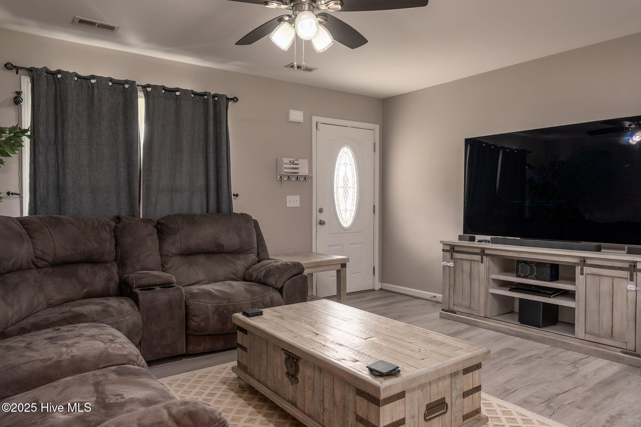 117 Quail Hollow Drive, Jacksonville, NC 28540 – photo 5: 117 Quail Hollow-11