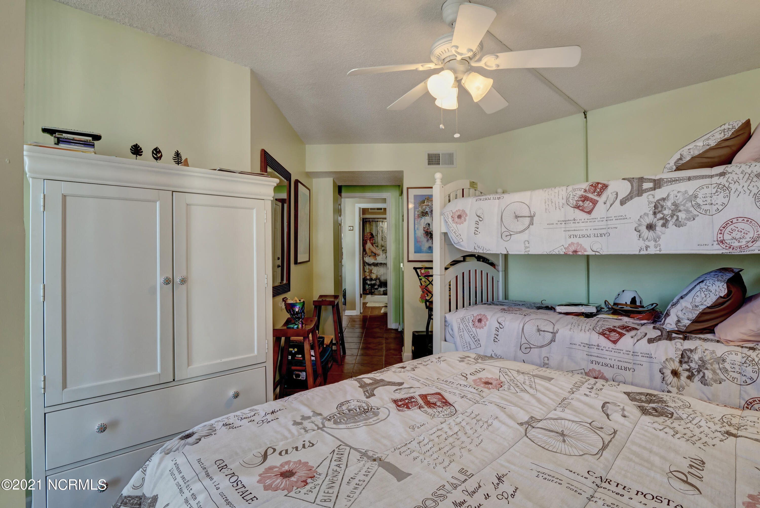 100520960 | Photo 25