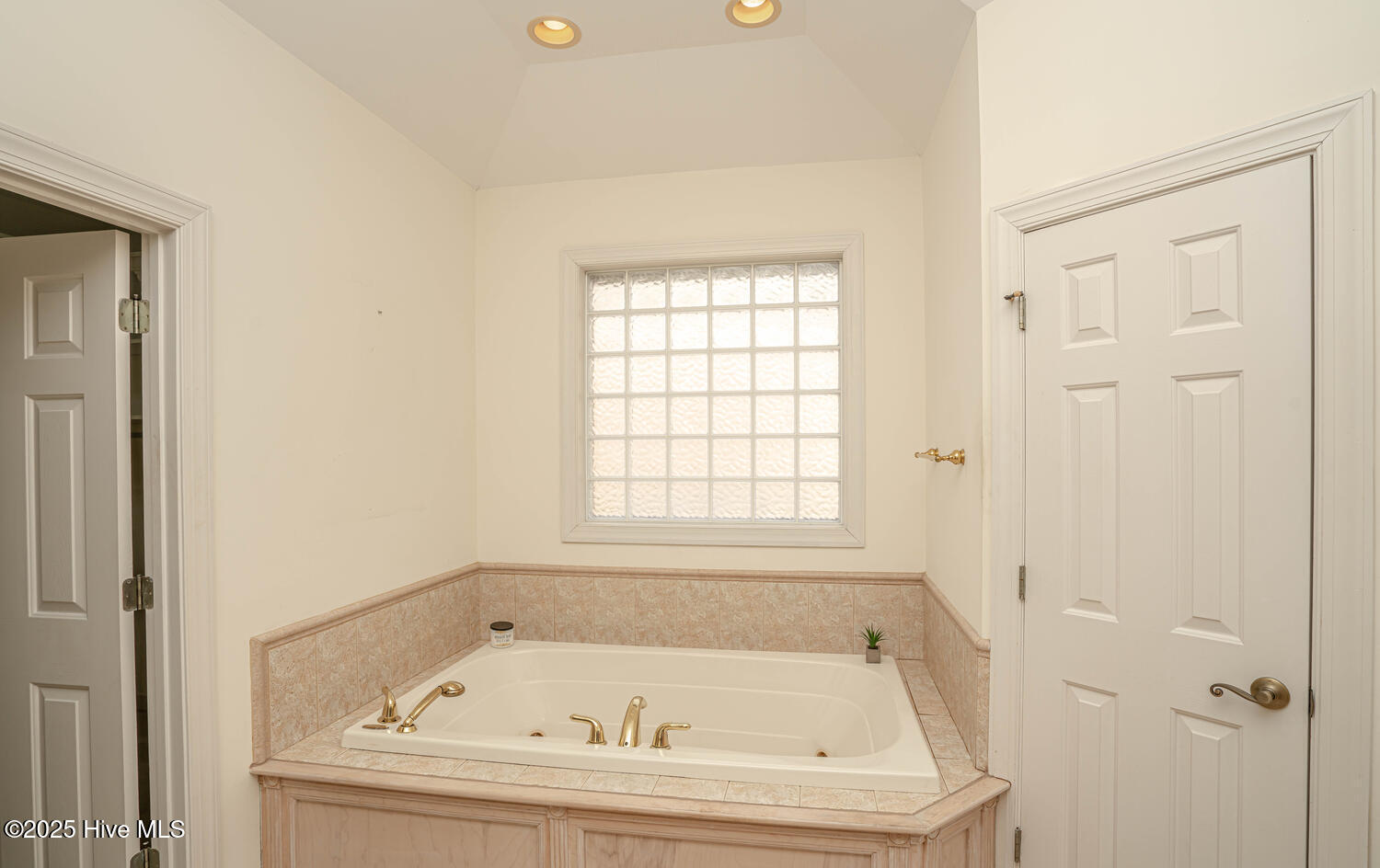 100510807 | Photo 38