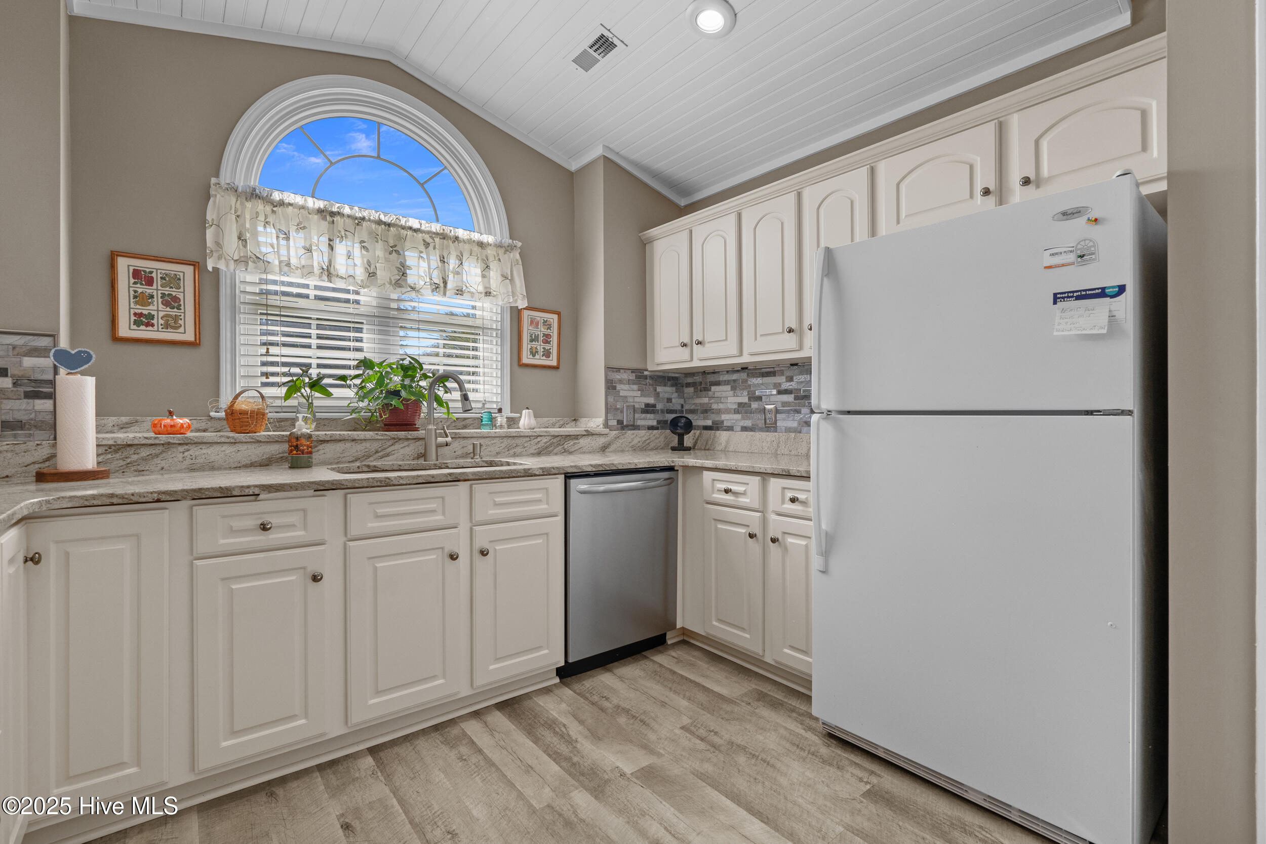 100542117 | Photo 13