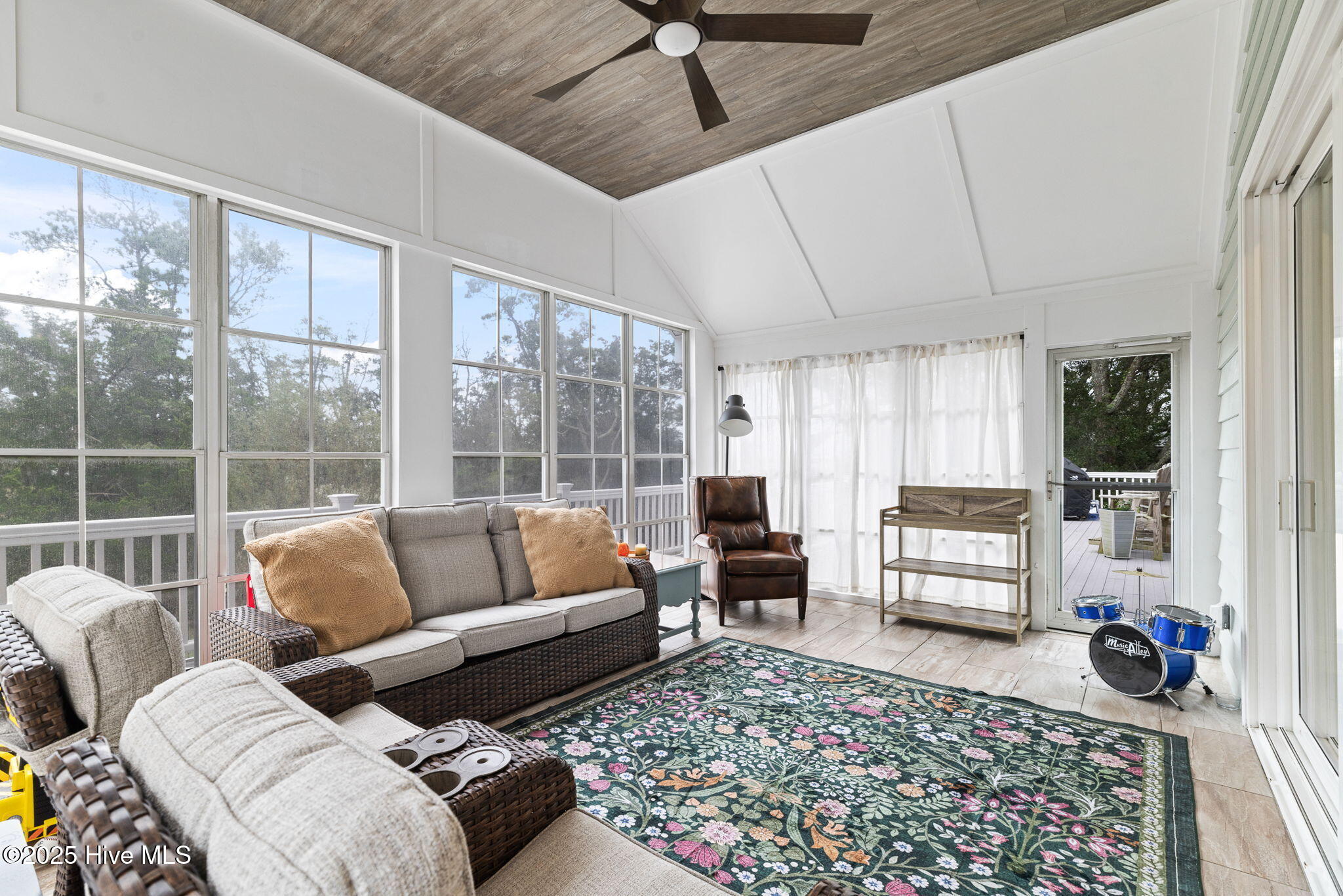 100548245 | Photo 51