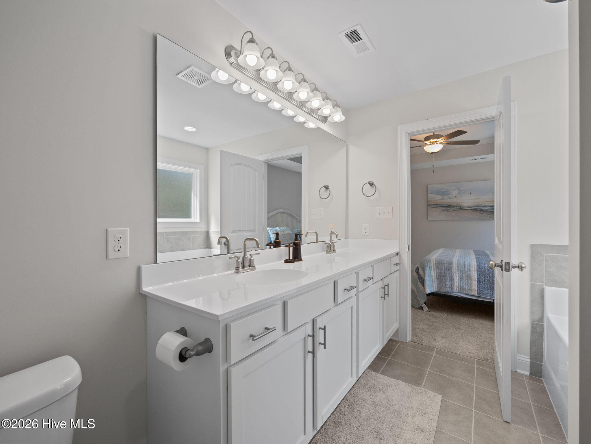 100563738 | Photo 31