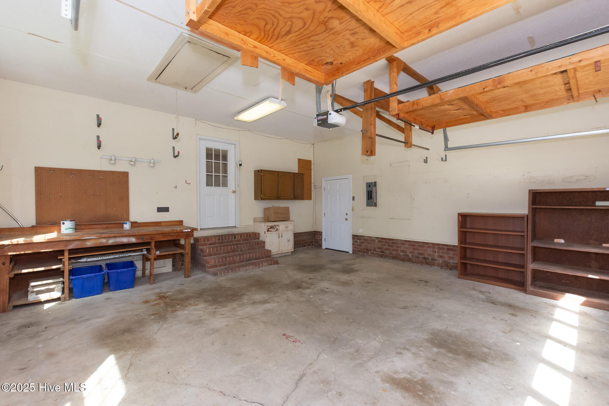 100506266 | Photo 38