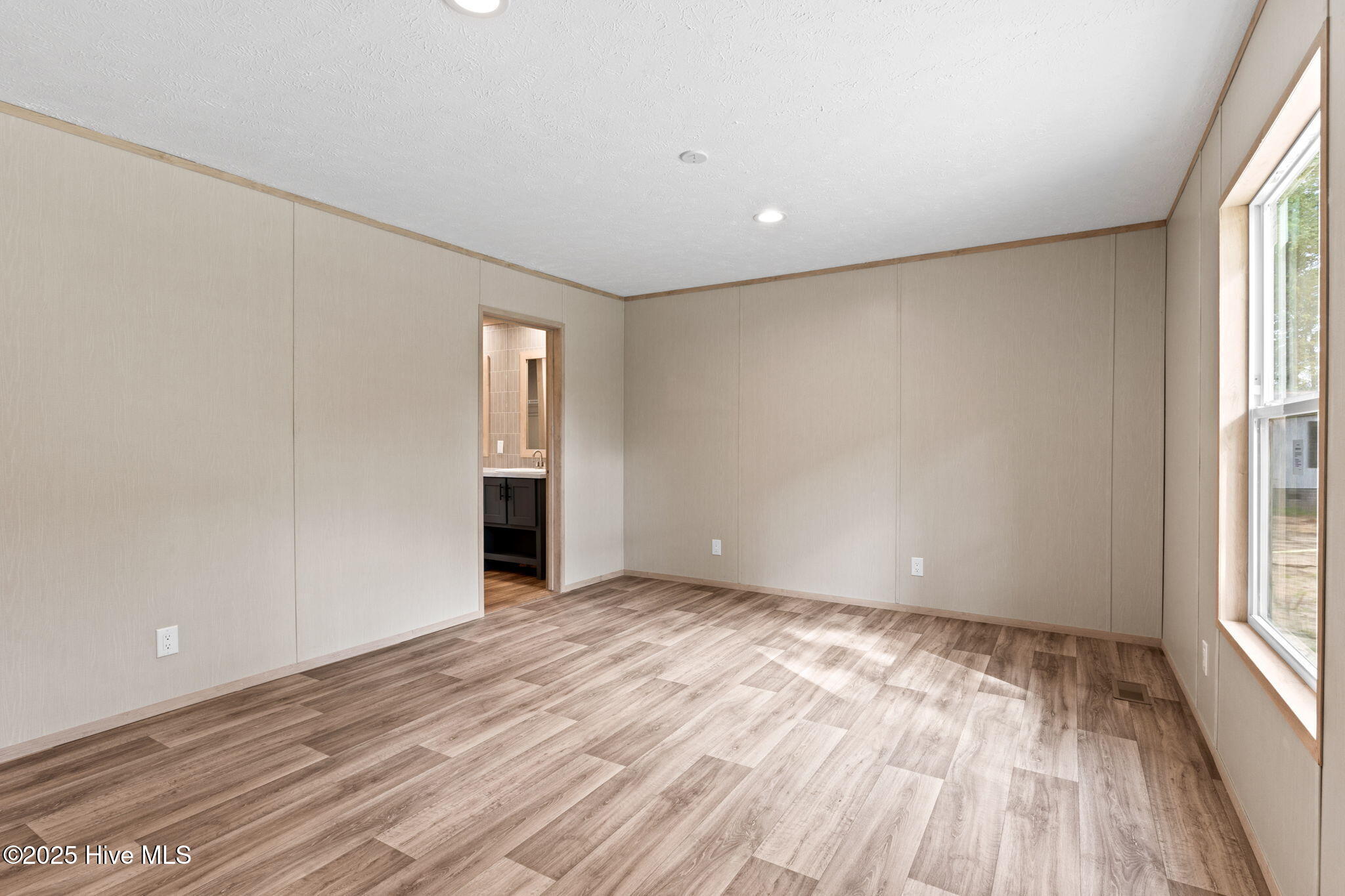 100547608 | Photo 12