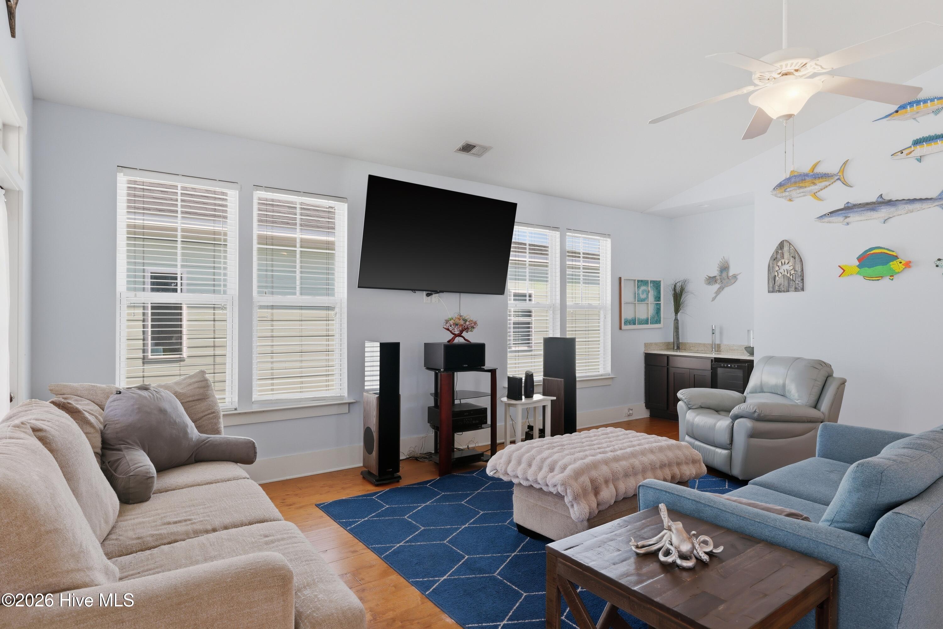 100564294 | Photo 34