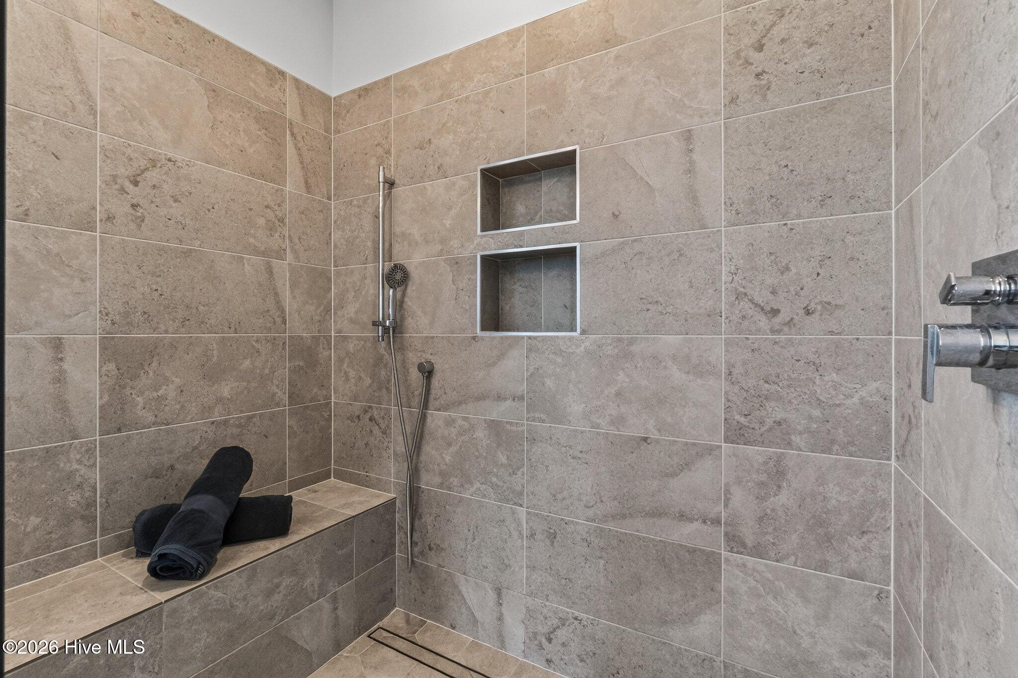 100561460 | Photo 28