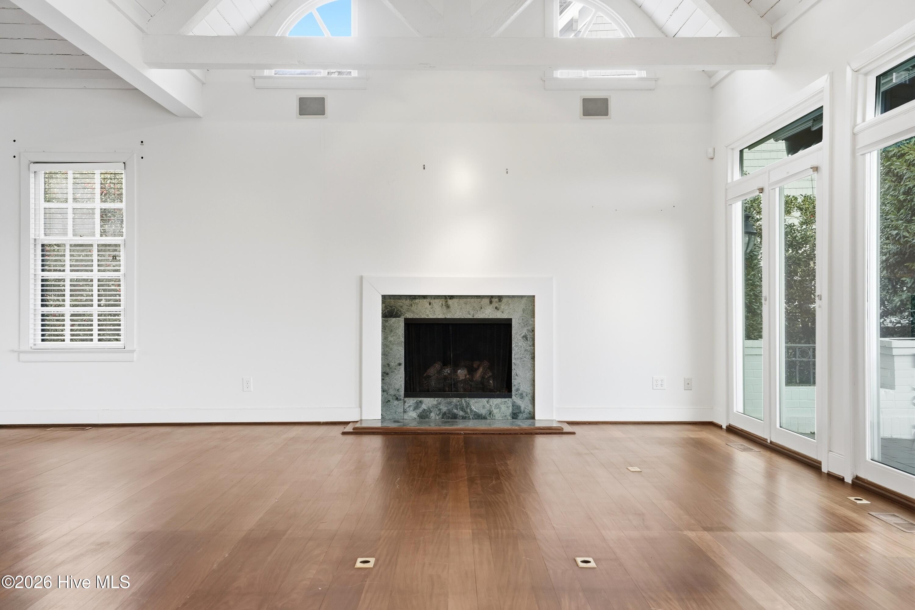 100556046 | Photo 15