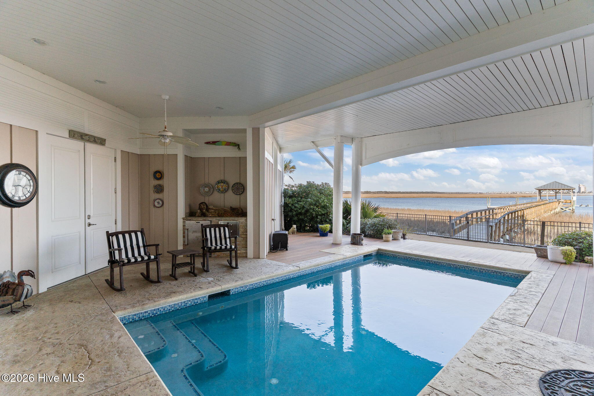 100554777 | Photo 75