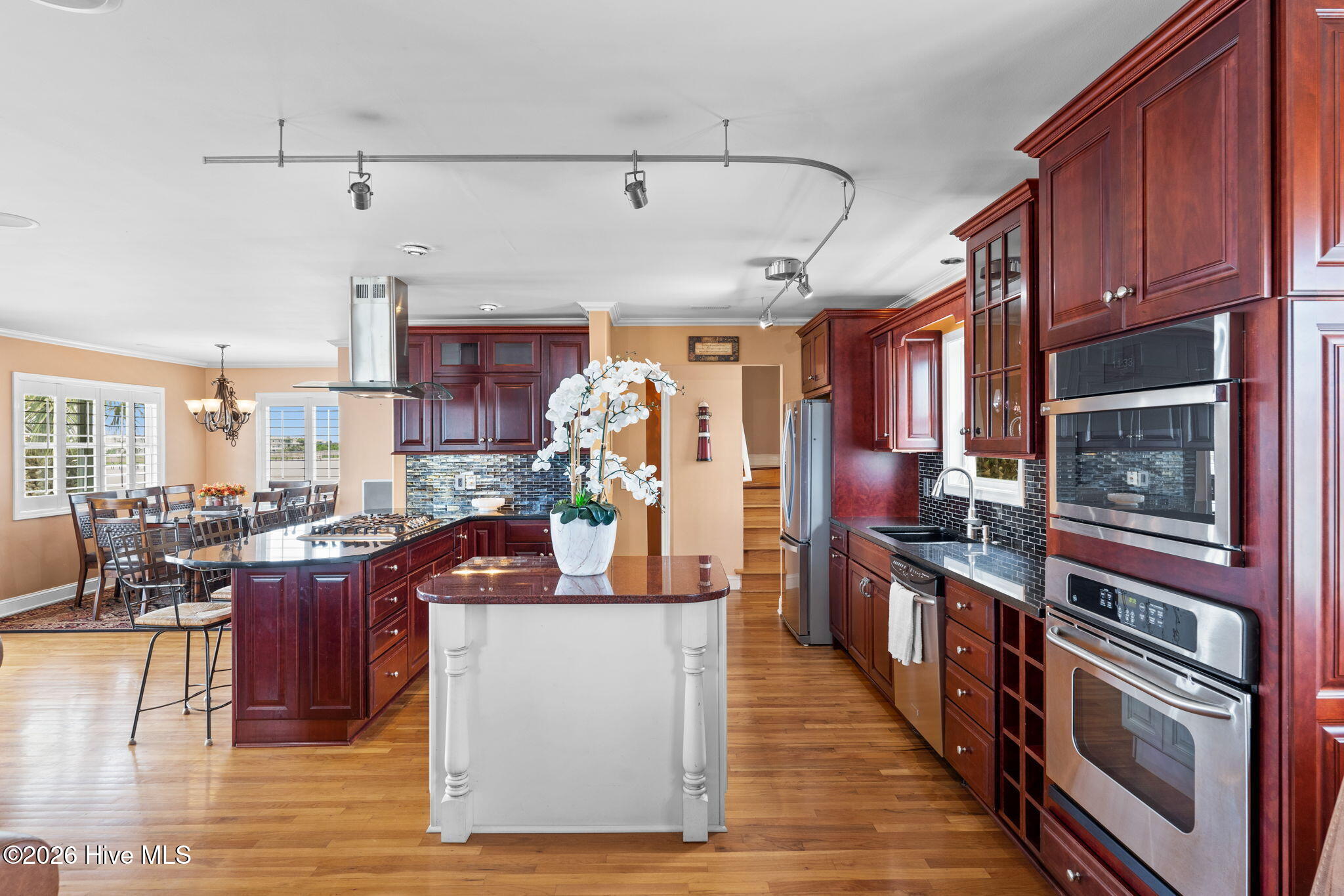 100570592 | Photo 11