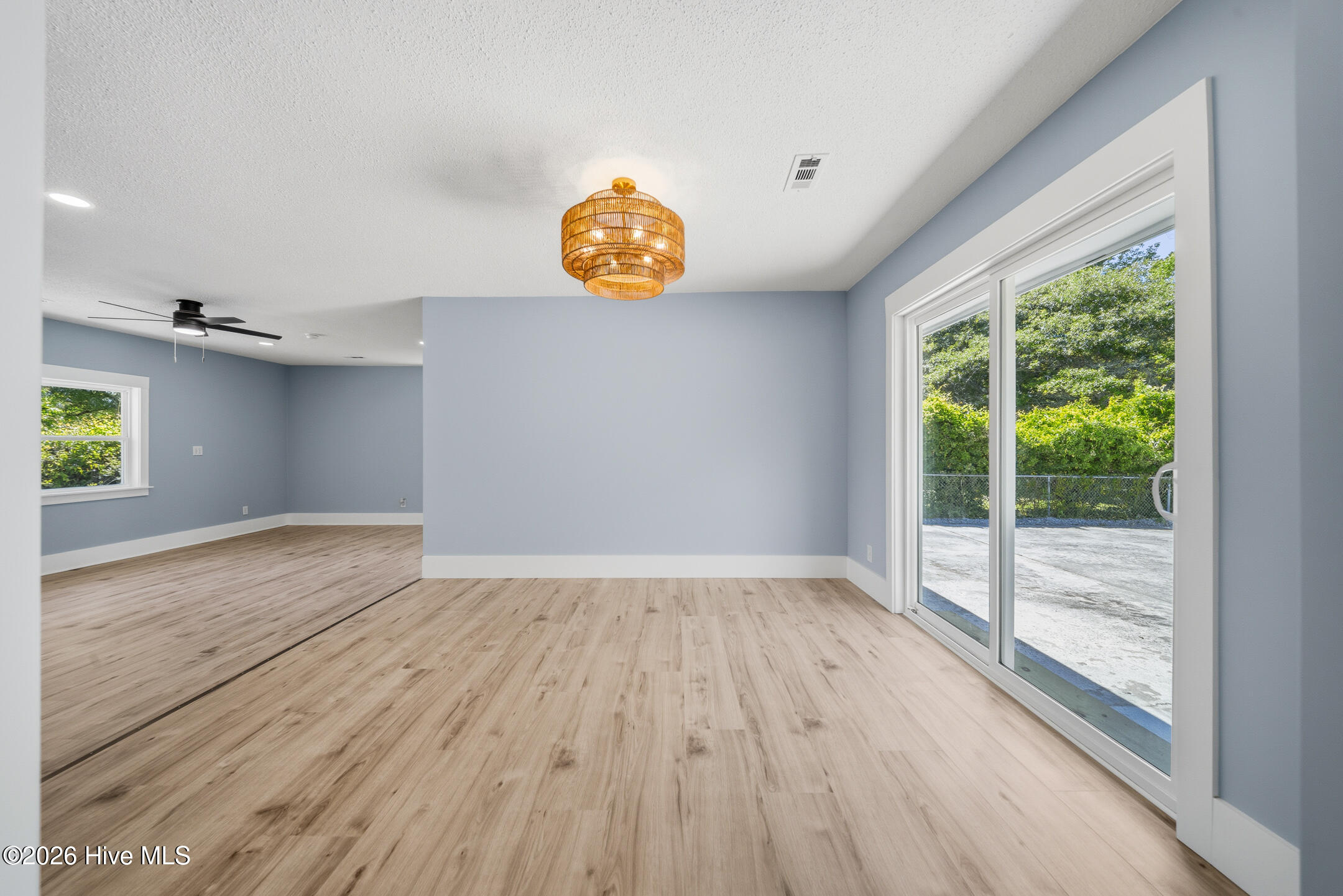 100570664 | Photo 21