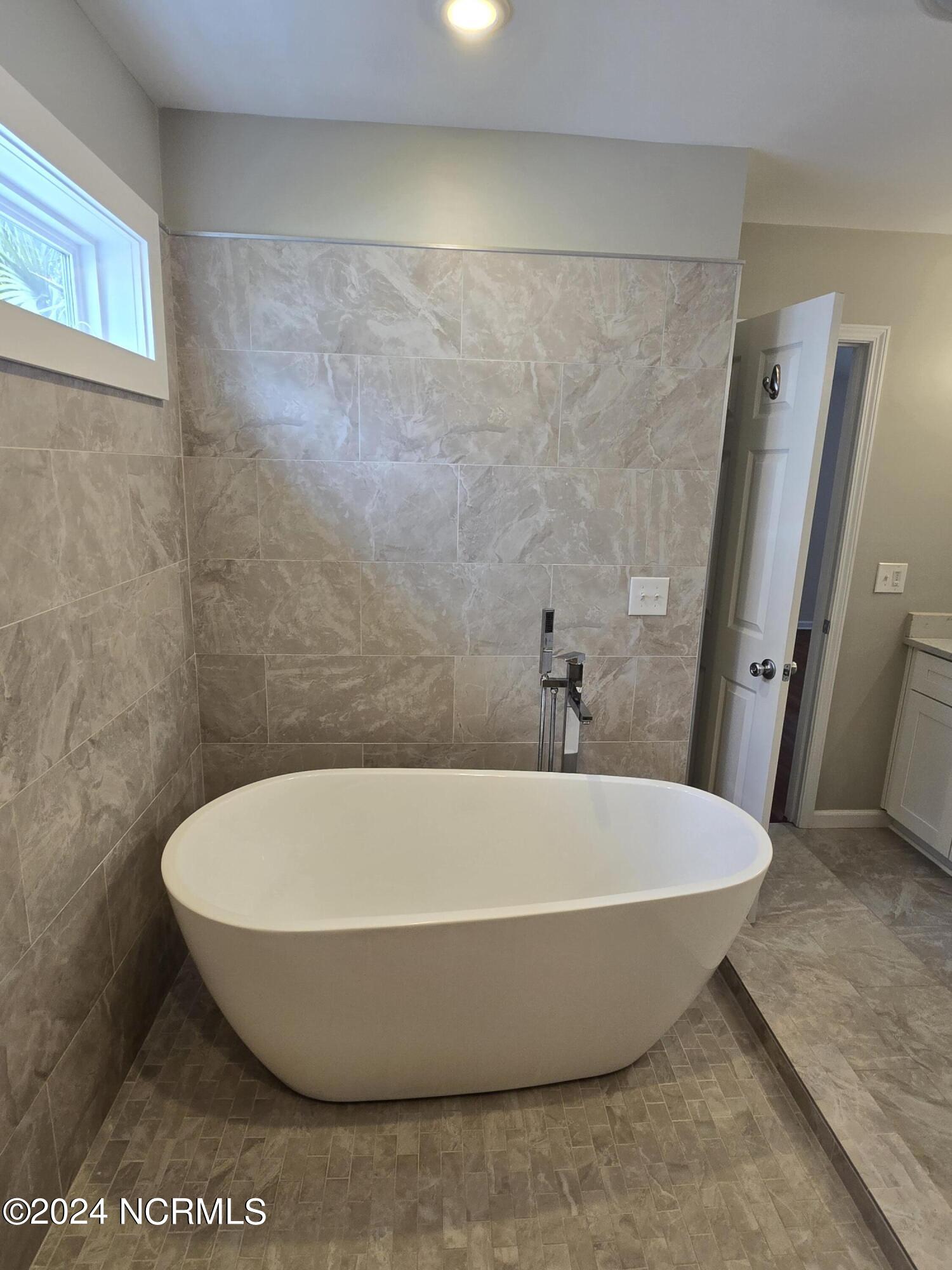 100465743 | Photo 37