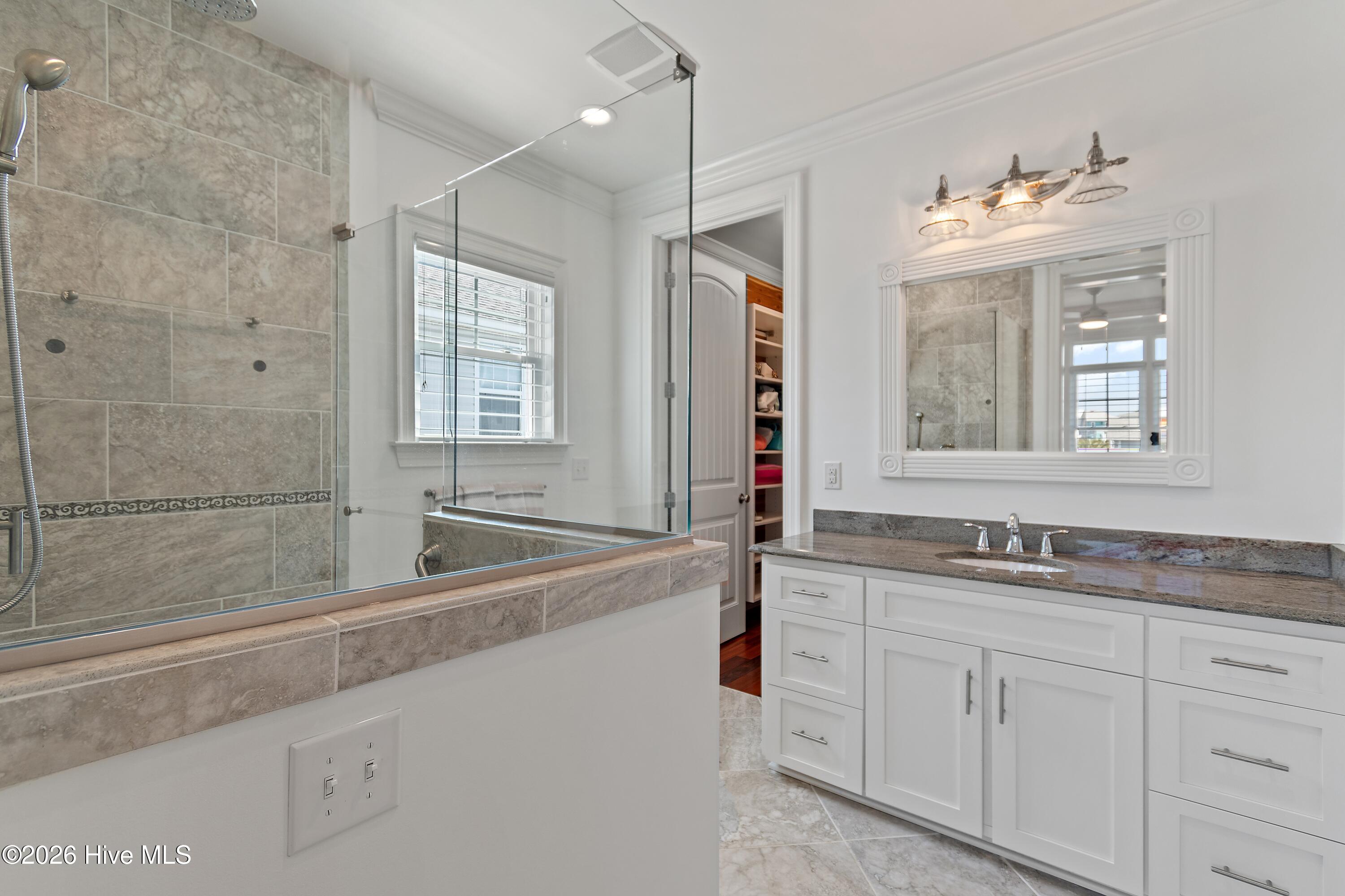 100562772 | Photo 53