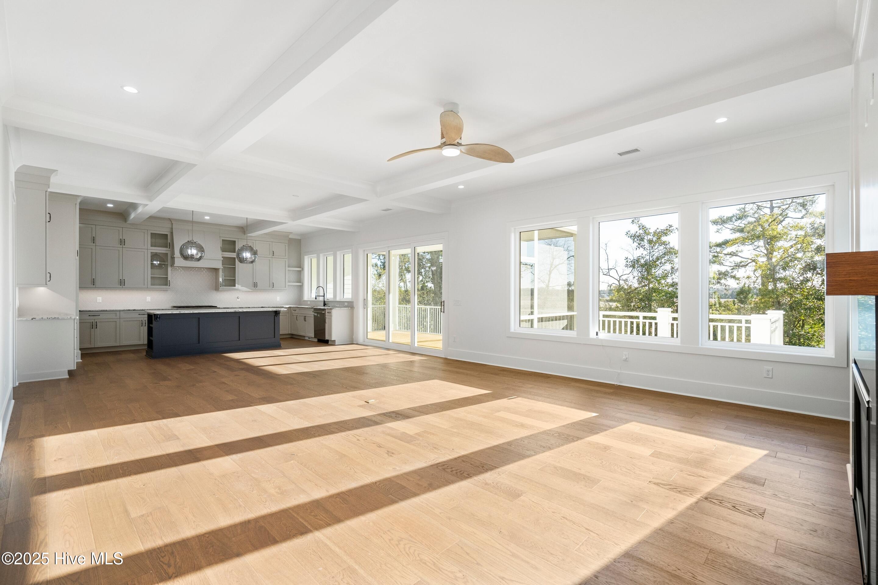 100545730 | Photo 23