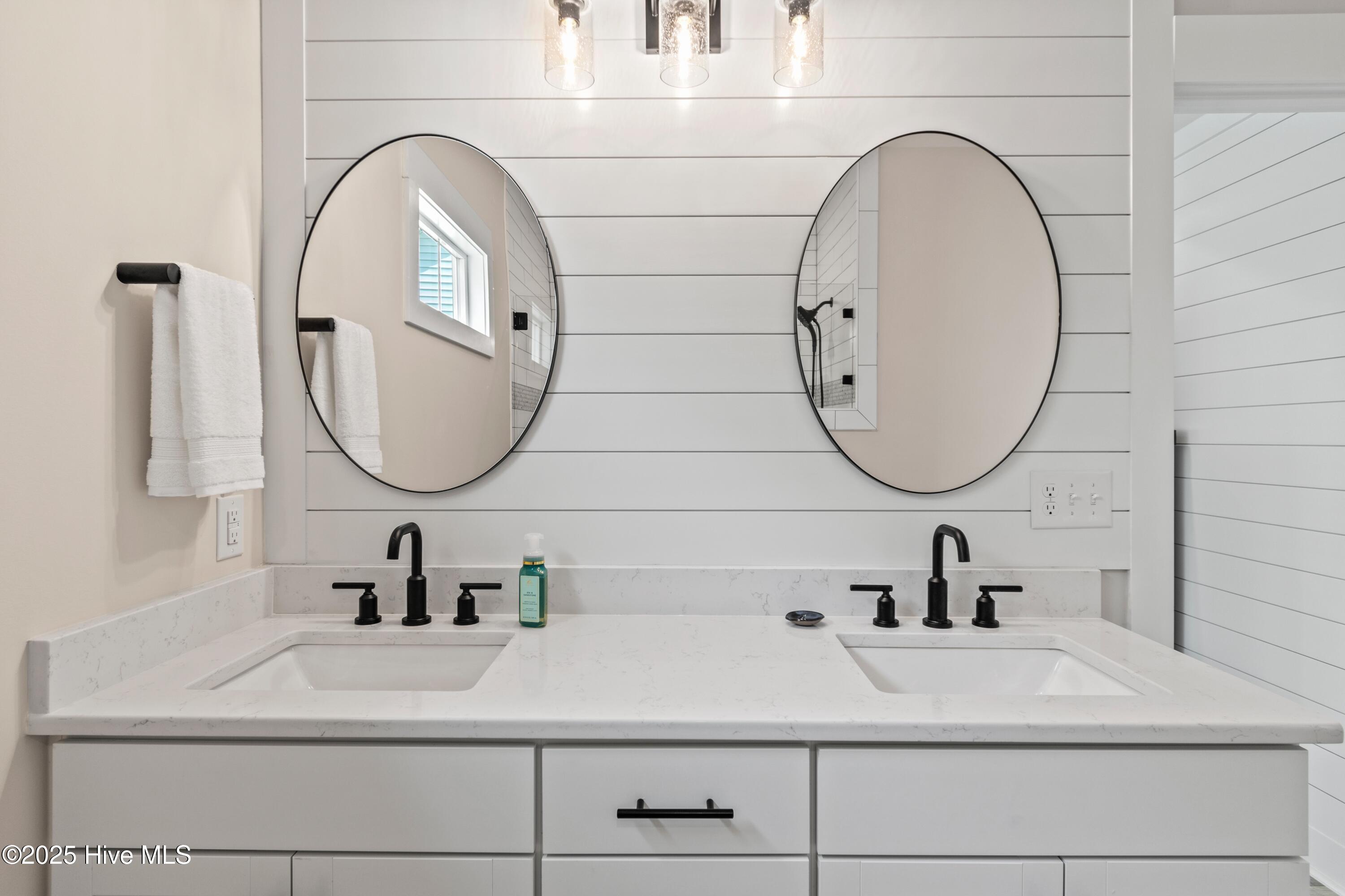 100544300 | Photo 35