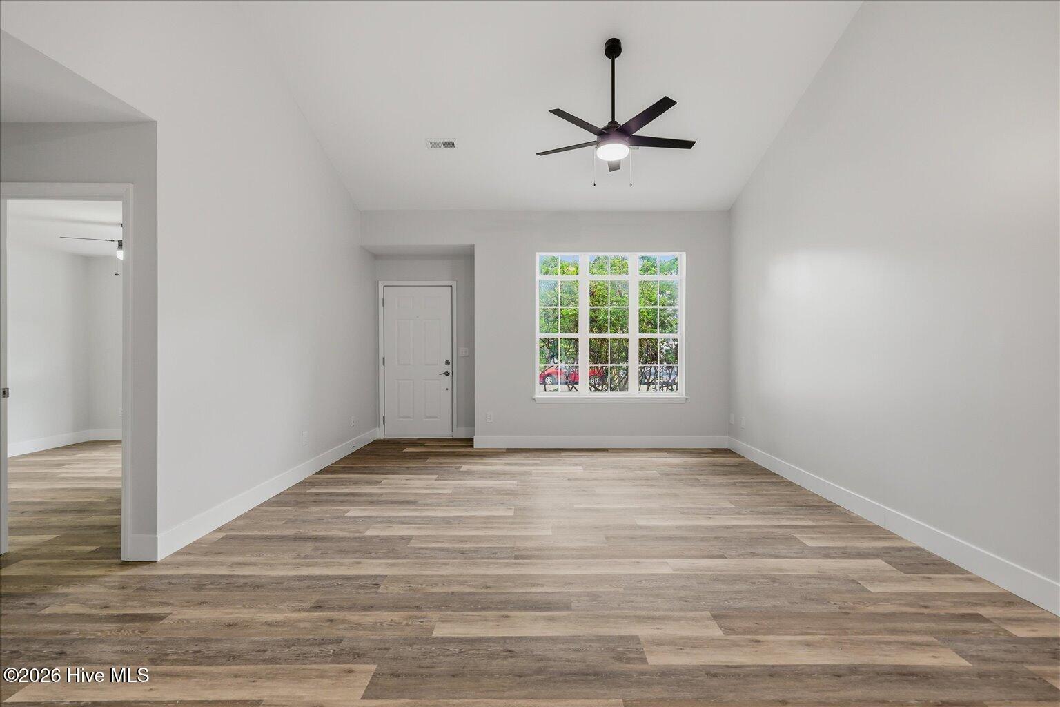 100570357 | Photo 12