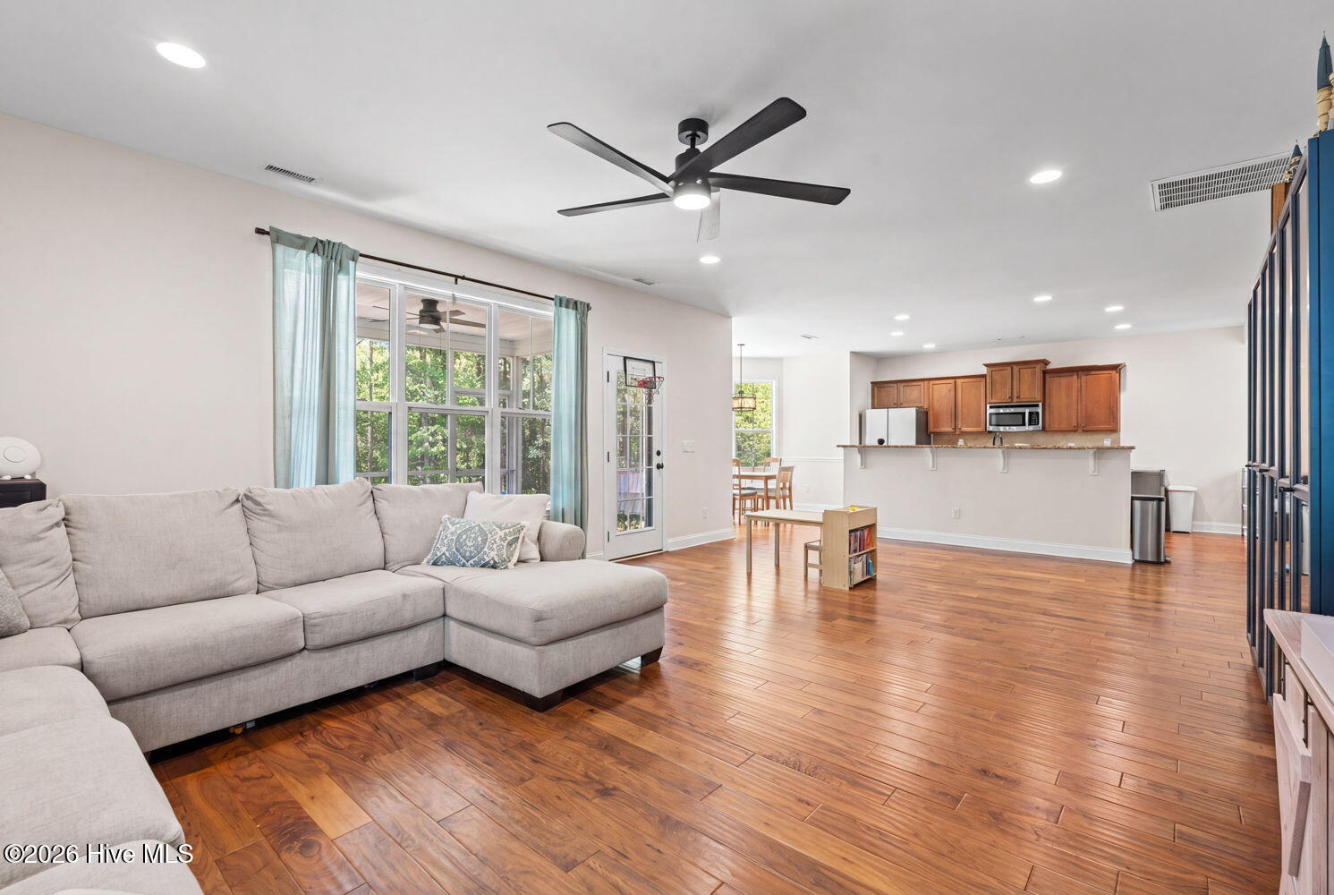 100566892 | Photo 18