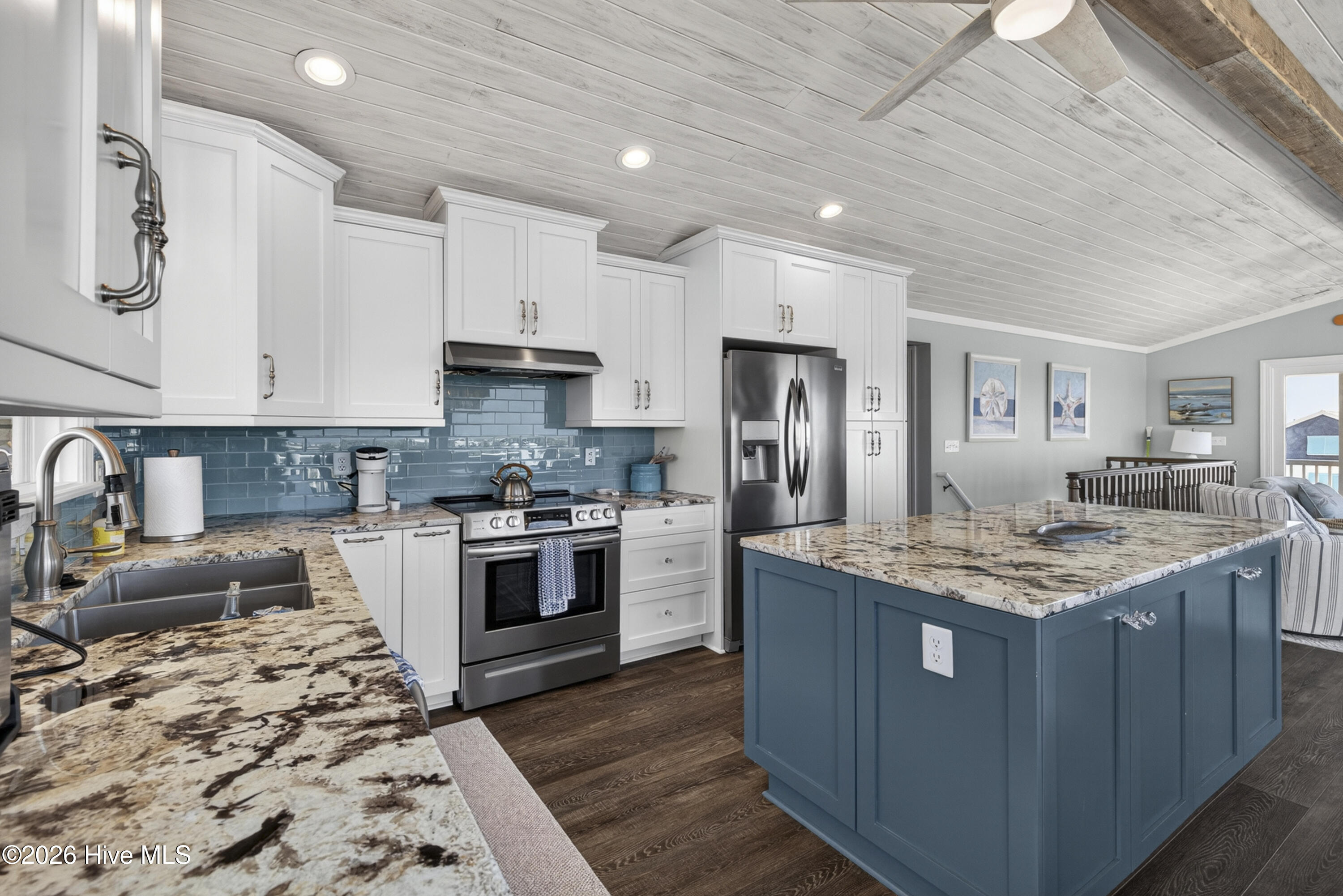 100568247 | Photo 19