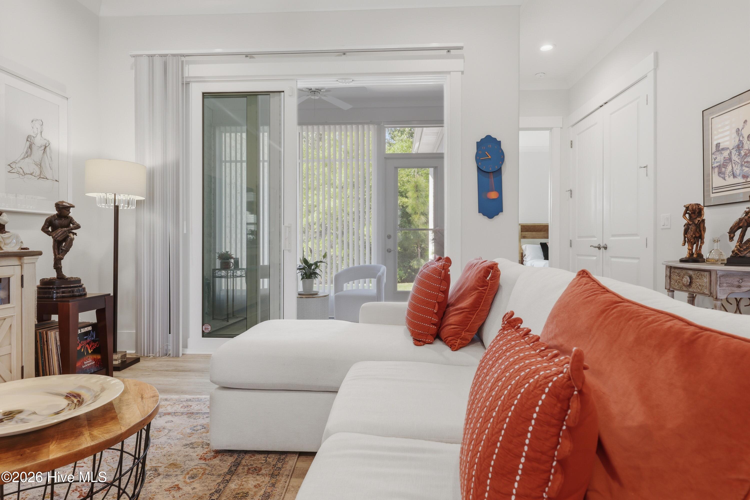 100568121 | Photo 32