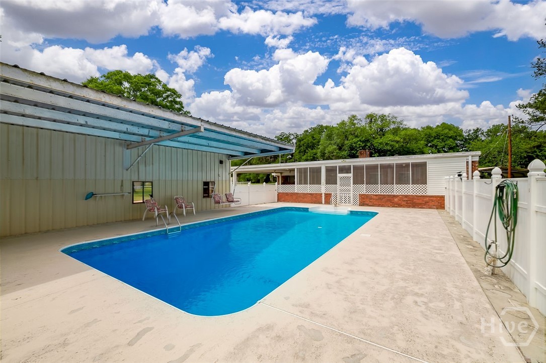 440 Pecan swimming pool