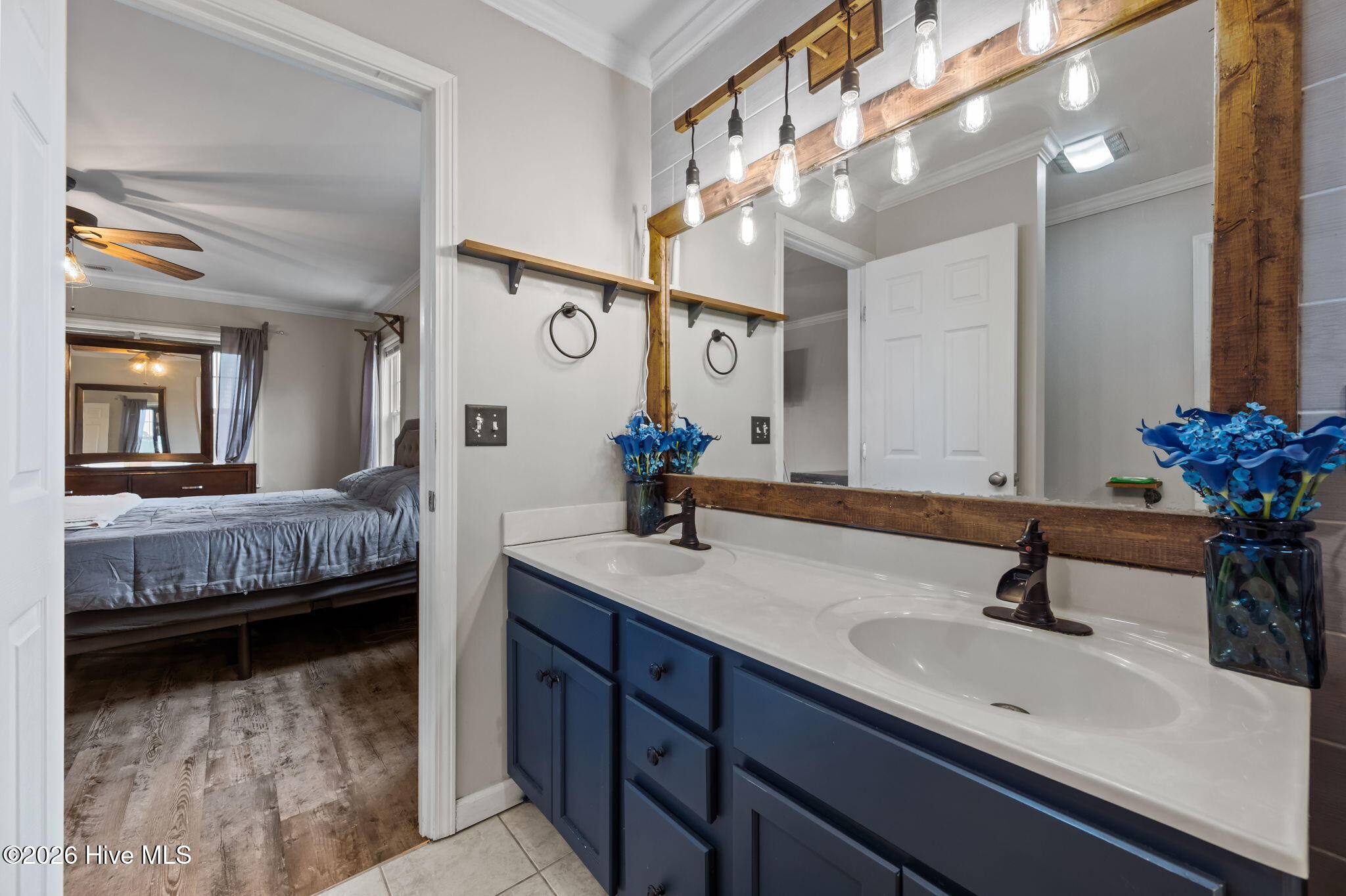 100557668 | Photo 46