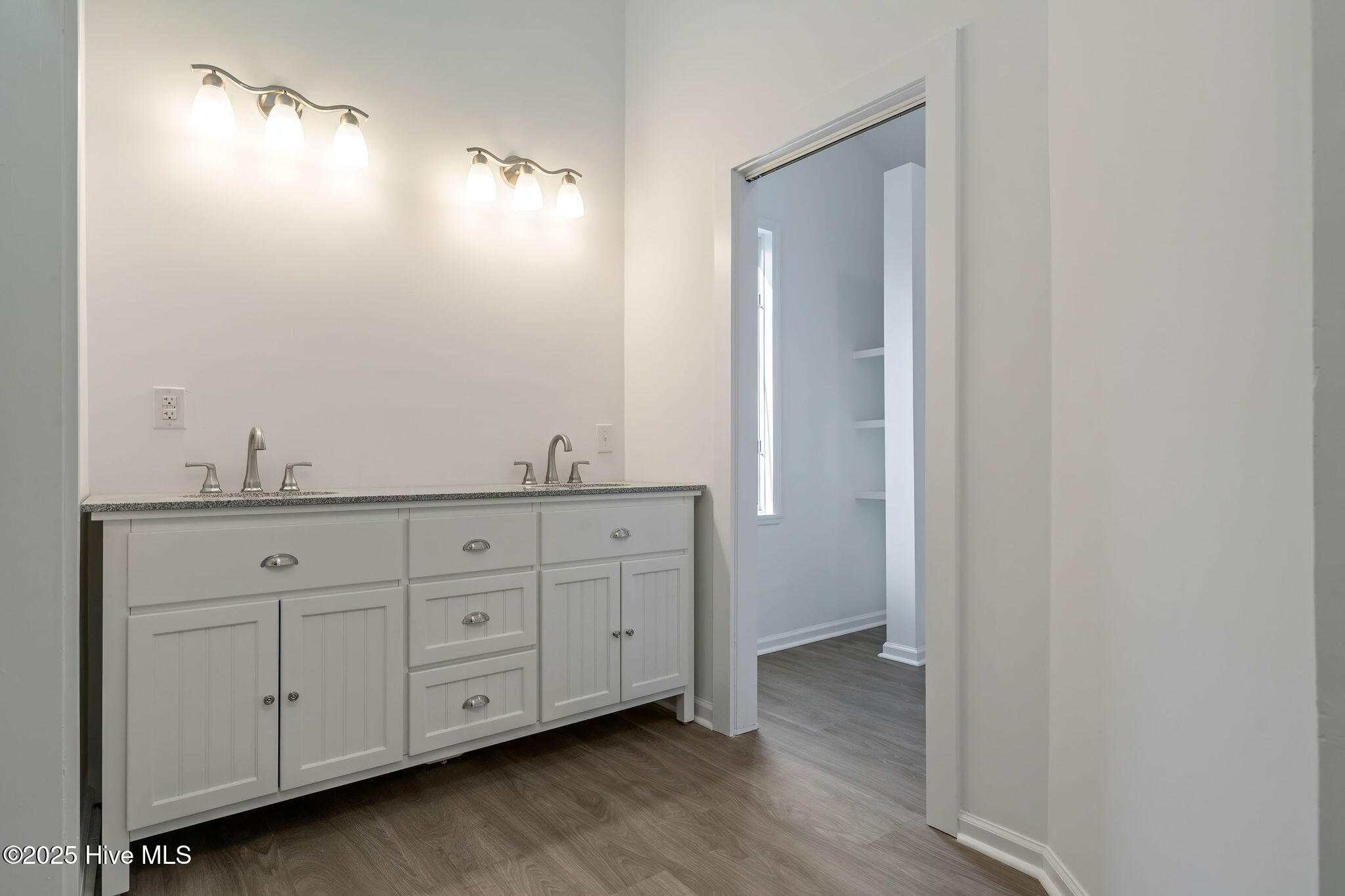 100522130 | Photo 32