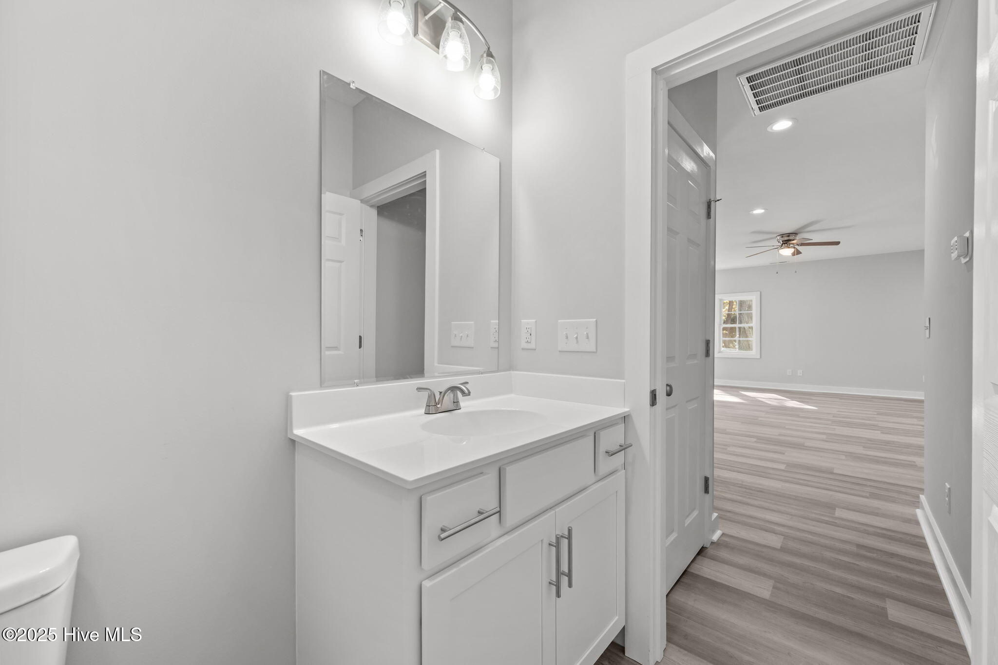 100542869 | Photo 32