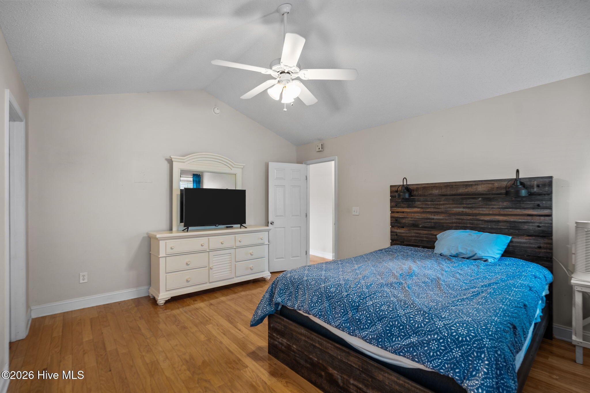 100552378 | Photo 40