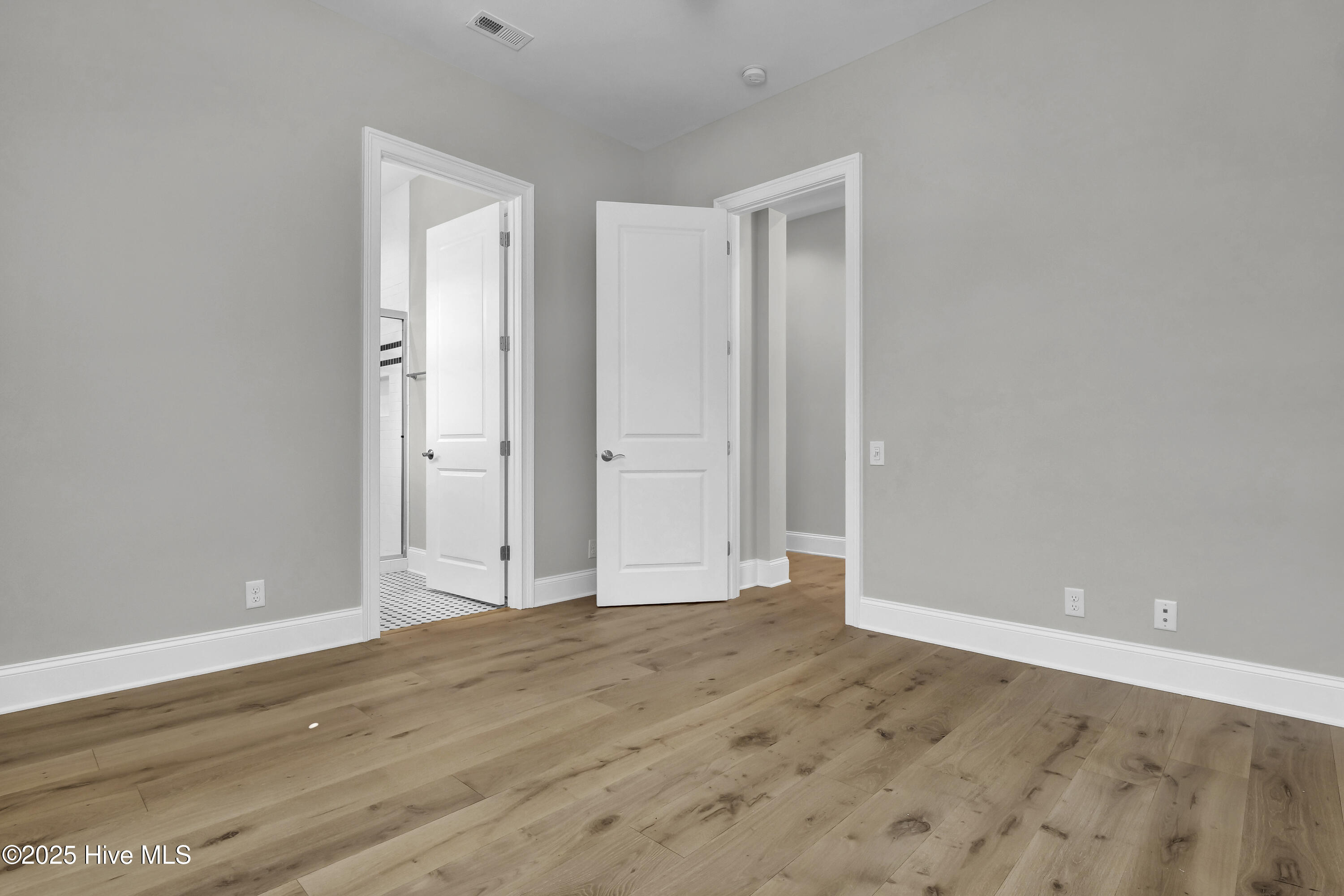 100538861 | Photo 43