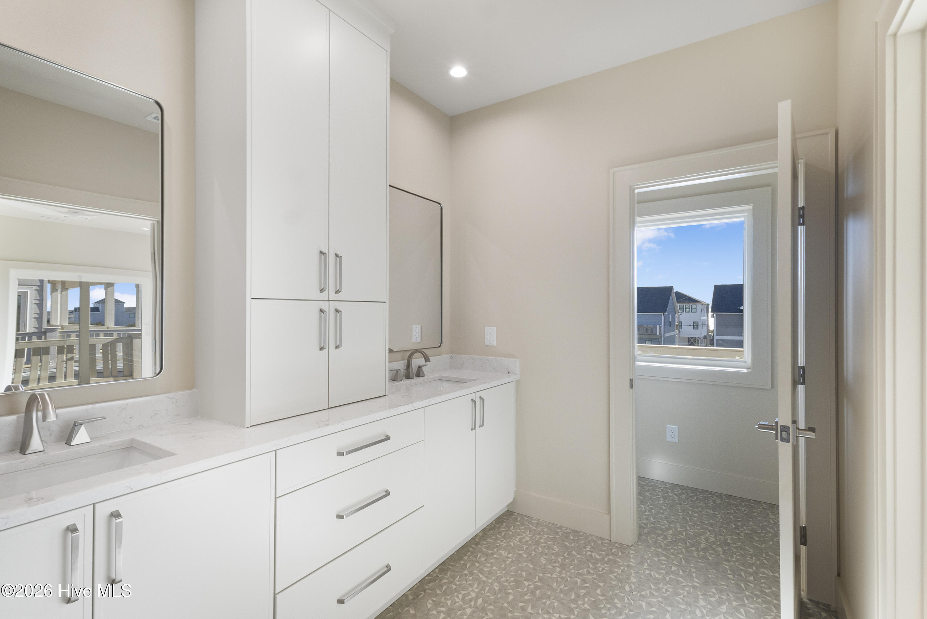 100551953 | Photo 72