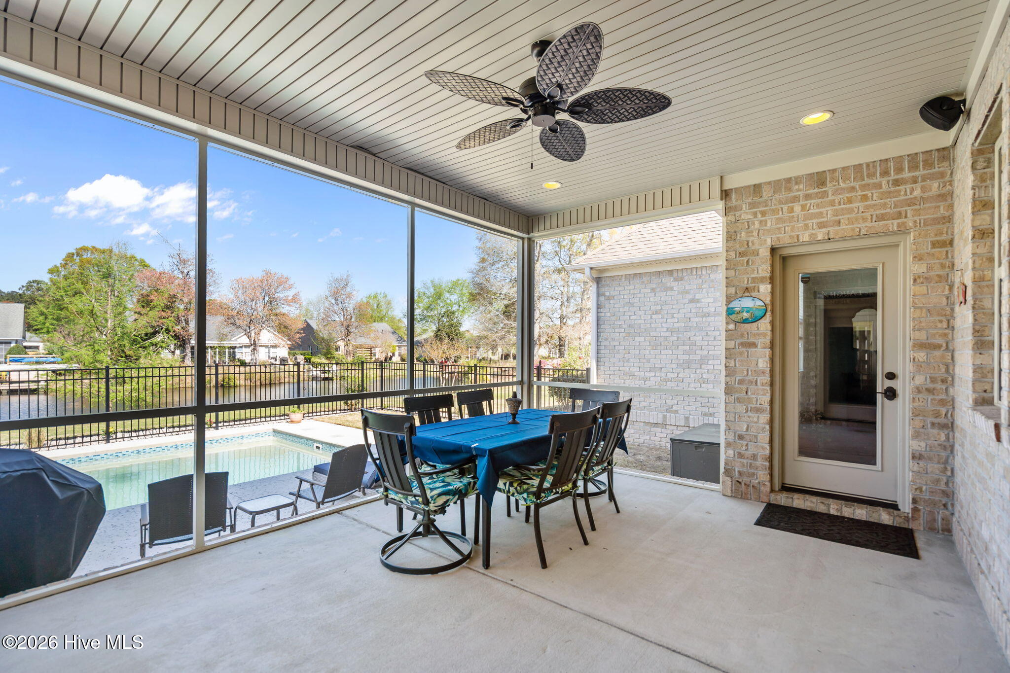 100563487 | Photo 50