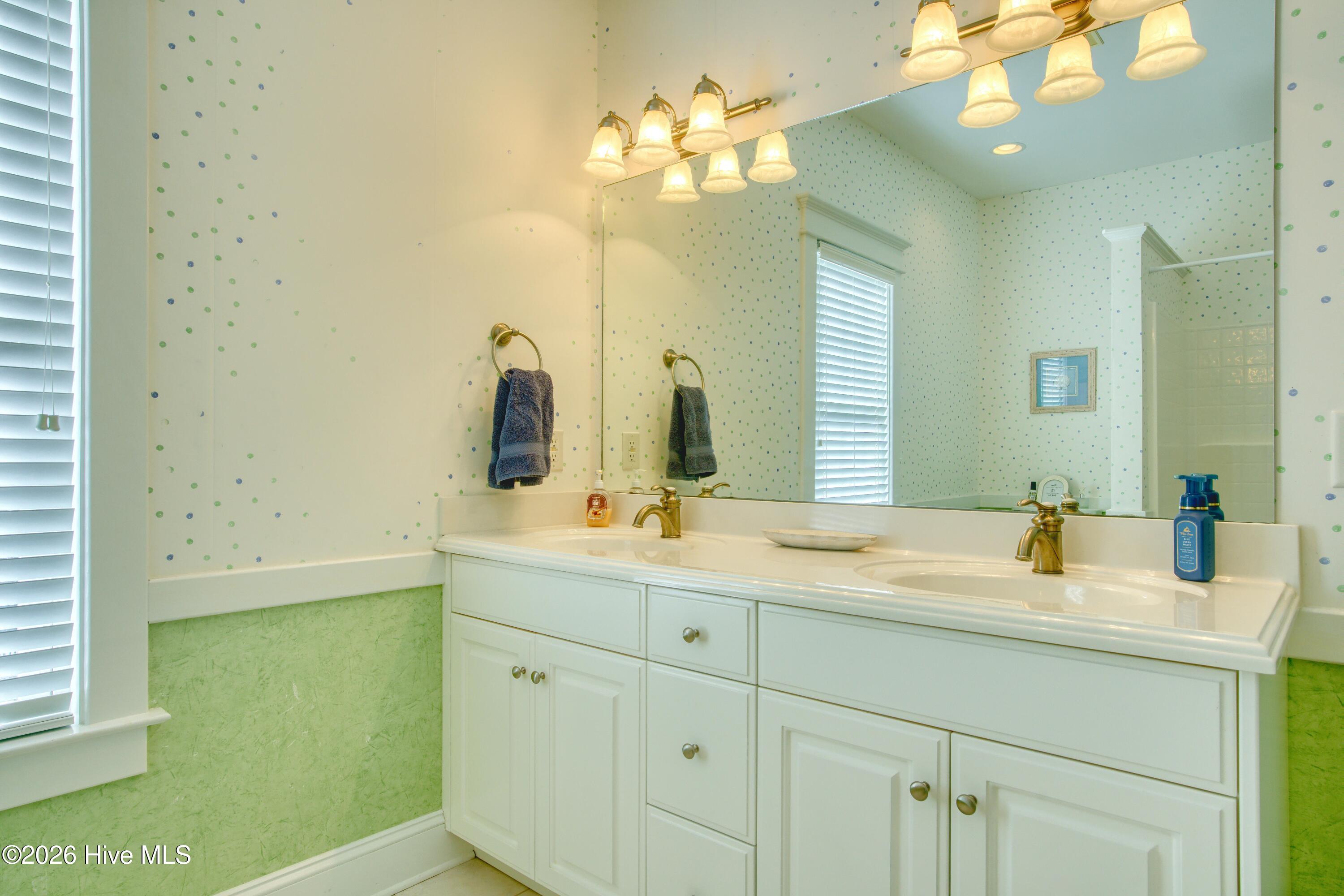 100549111 | Photo 50