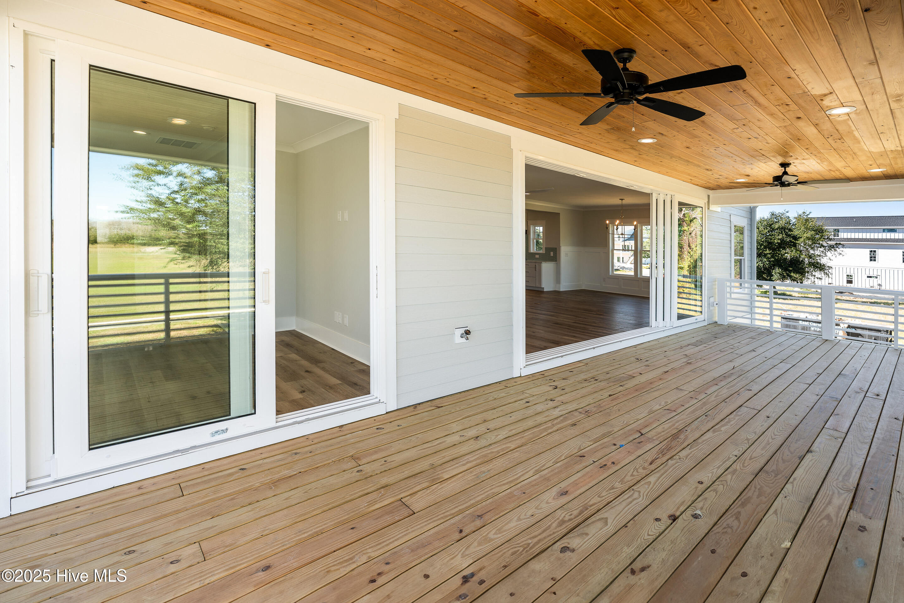 100557096 | Photo 34