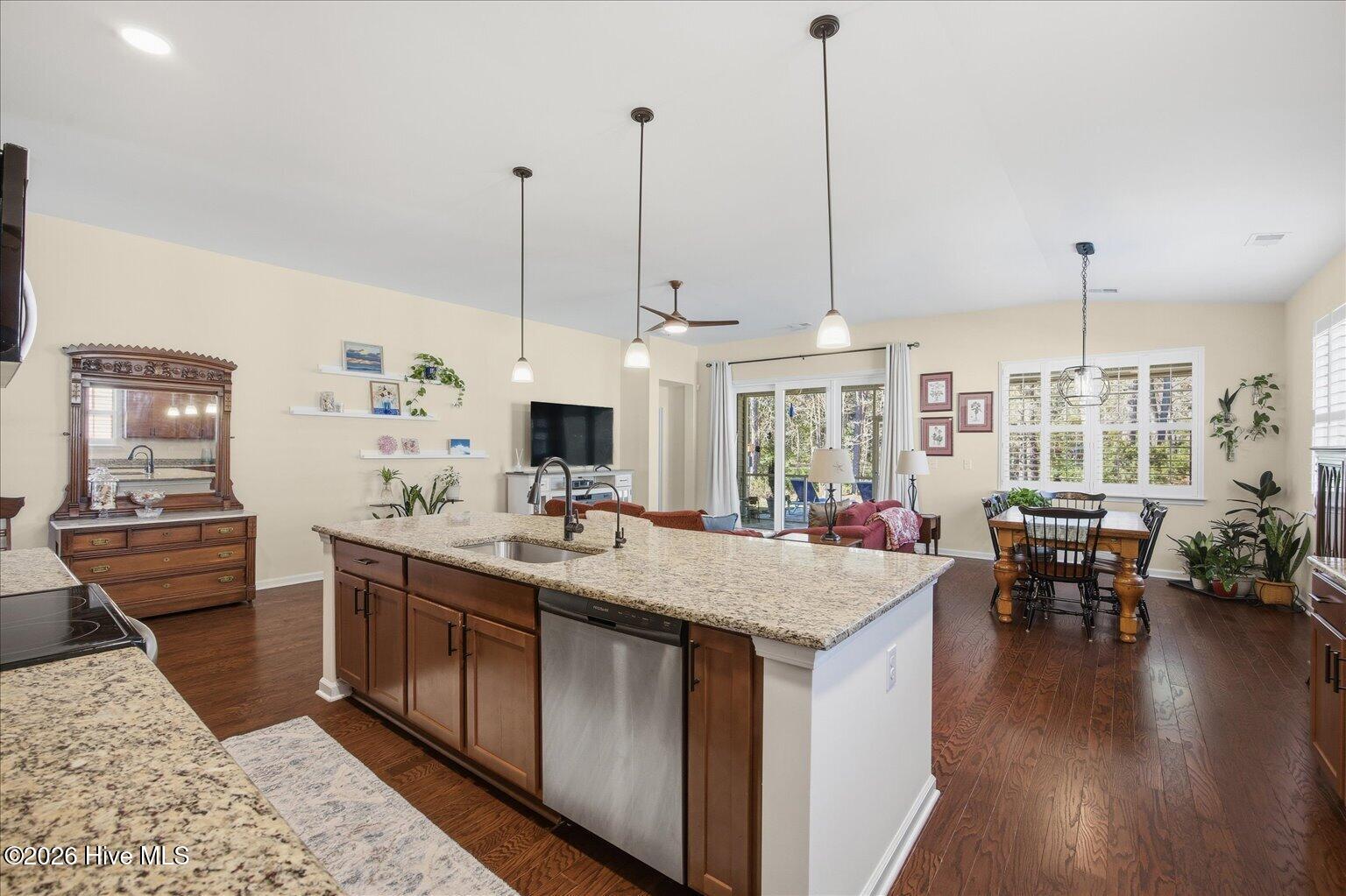 100561084 | Photo 11