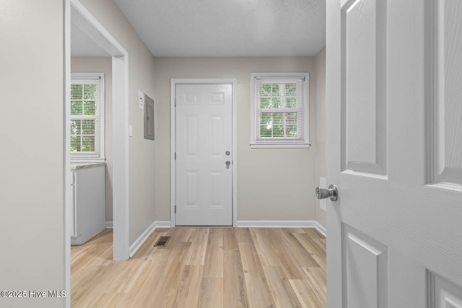 100526700 | Photo 19