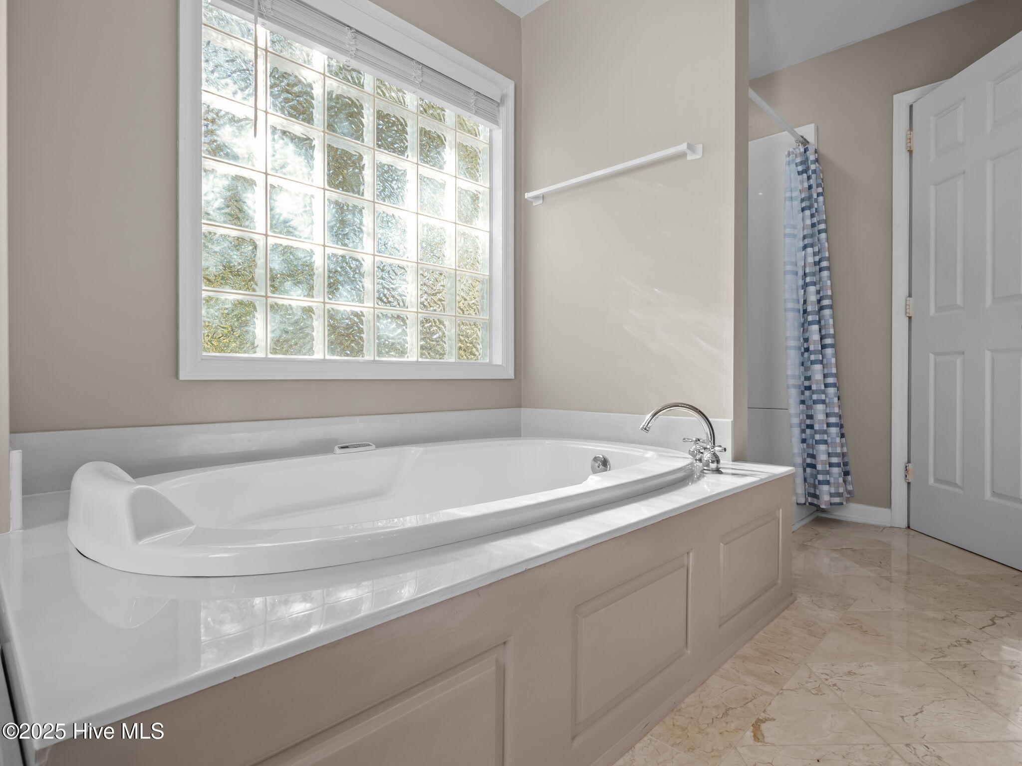 100540232 | Photo 24