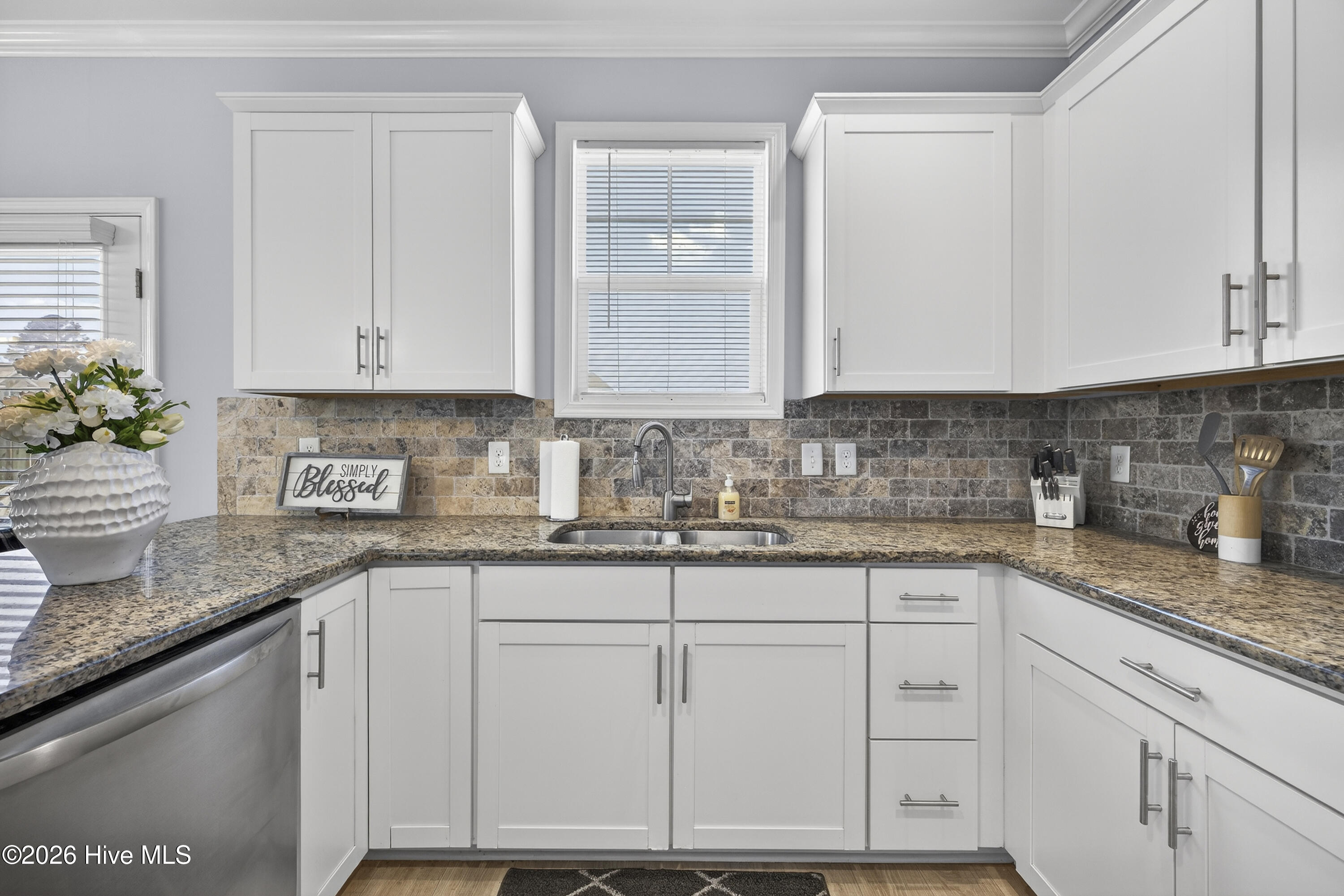 100563705 | Photo 12