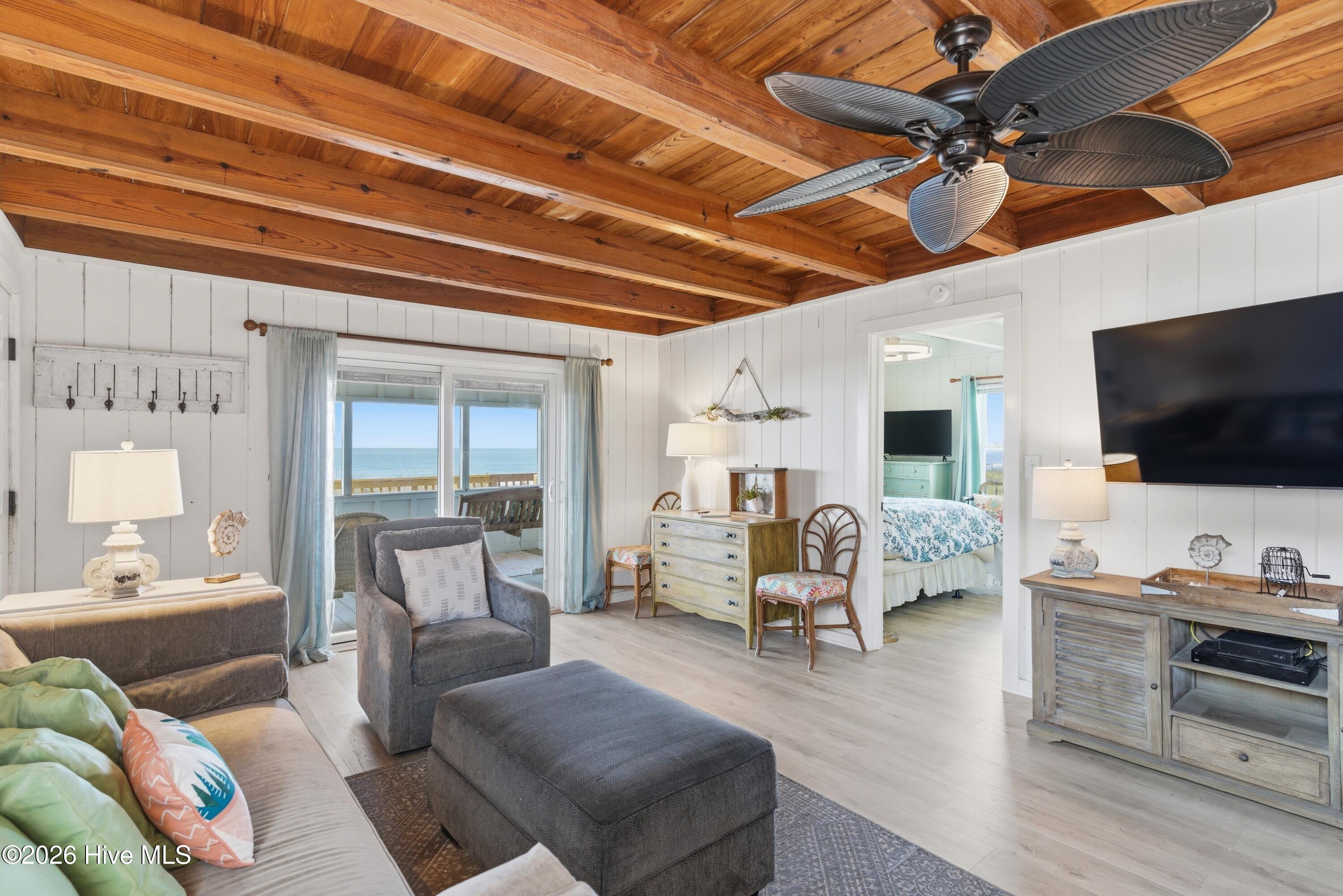 100570347 | Photo 11