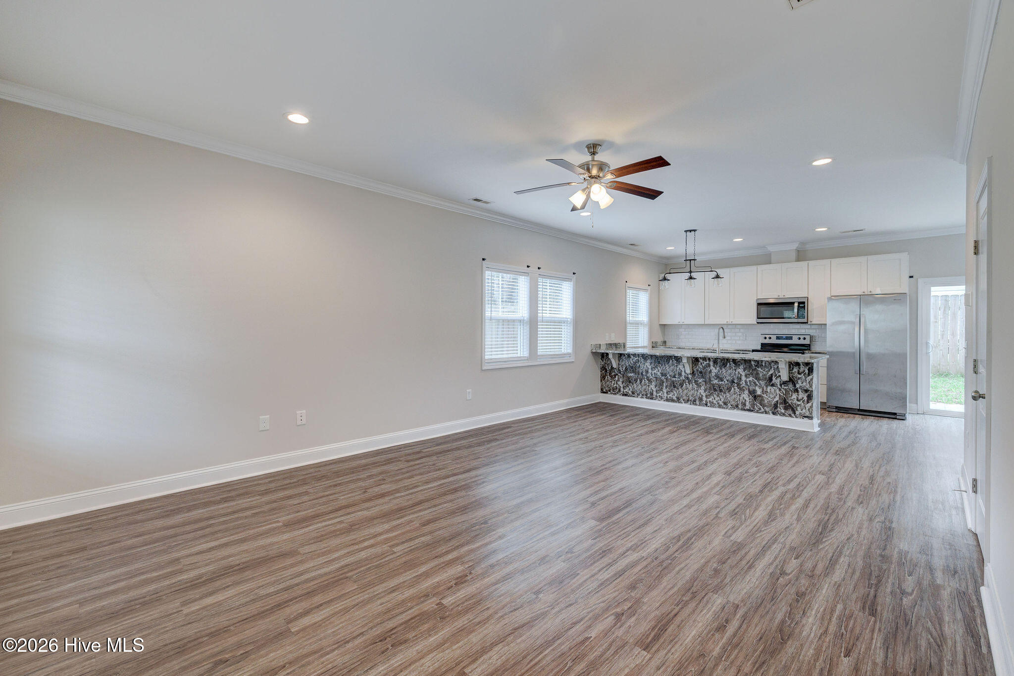 100562693 | Photo 11