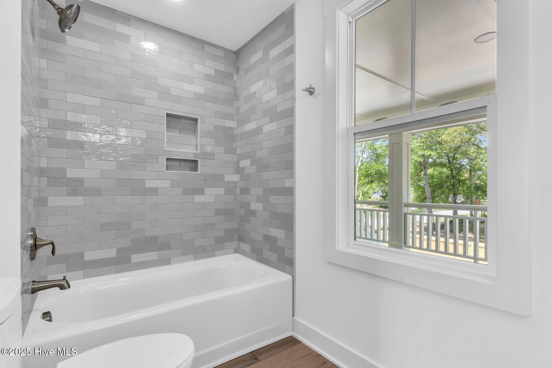 100547120 | Photo 36