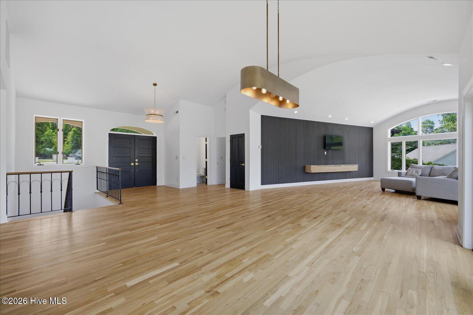 100569224 | Photo 11