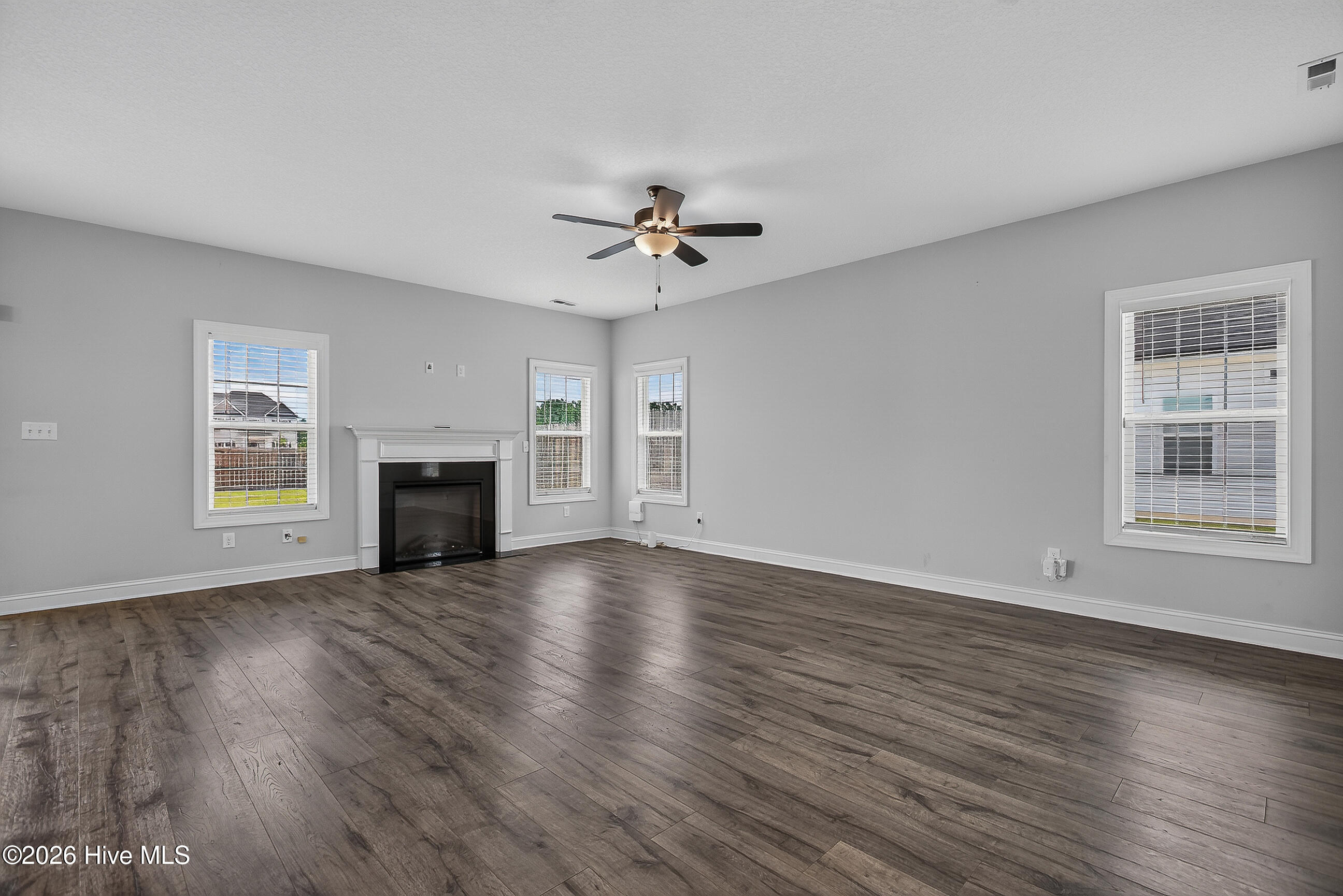100589943 | Photo 9